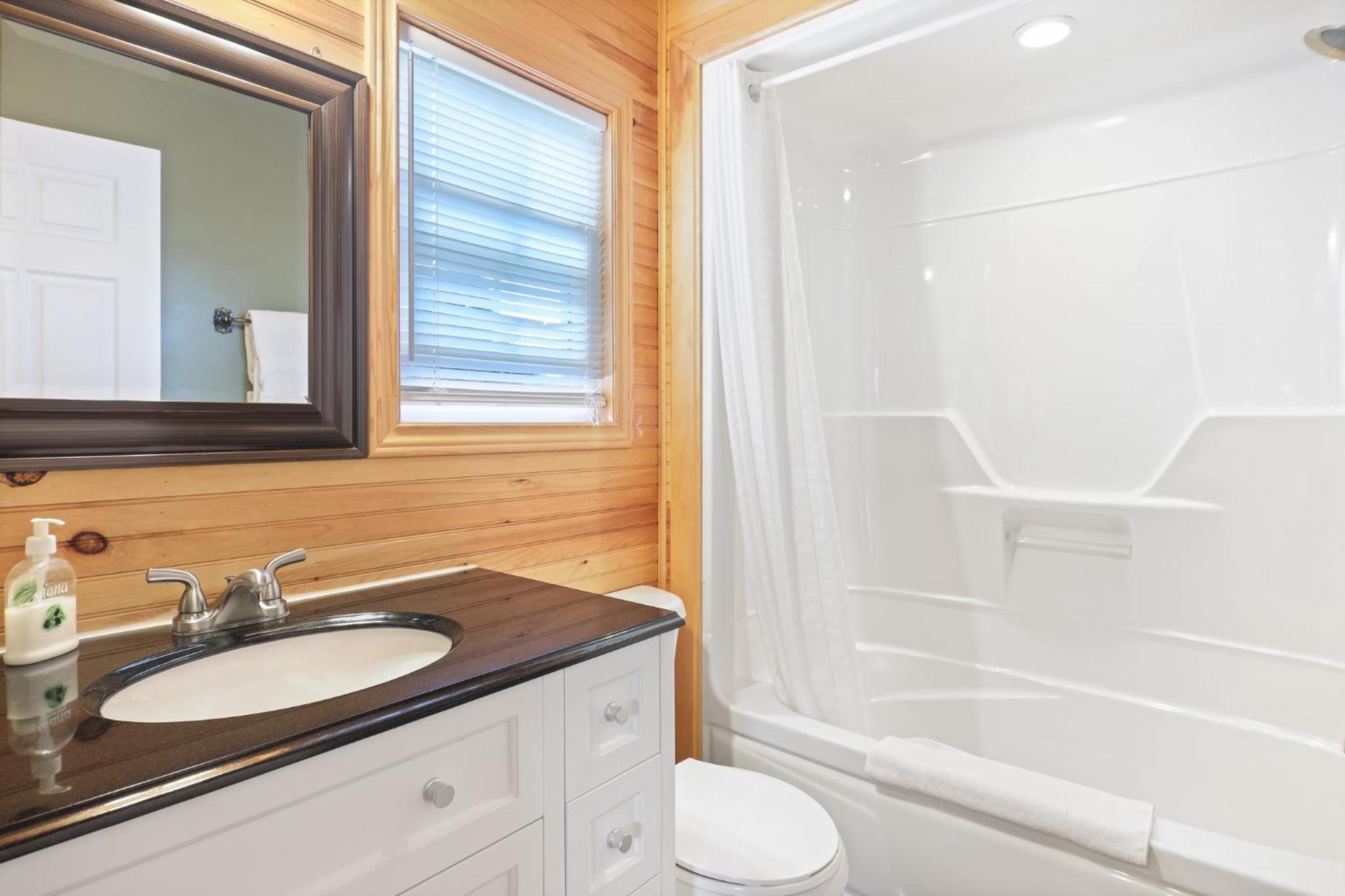 Deluxe One-Bedroom Cottage photo 2