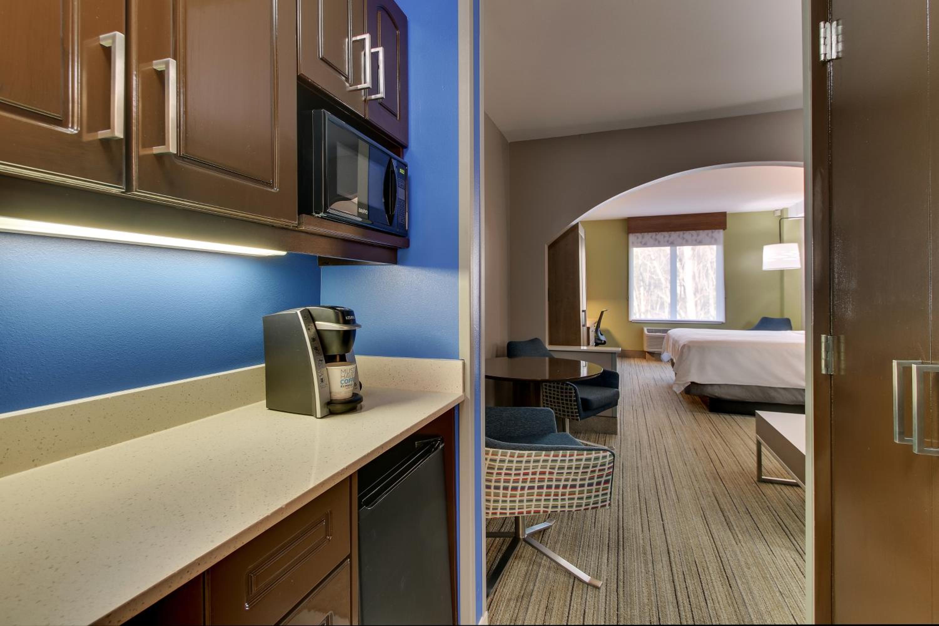 King Suite with Sofa Bed - Non-Smoking - Photo 1
