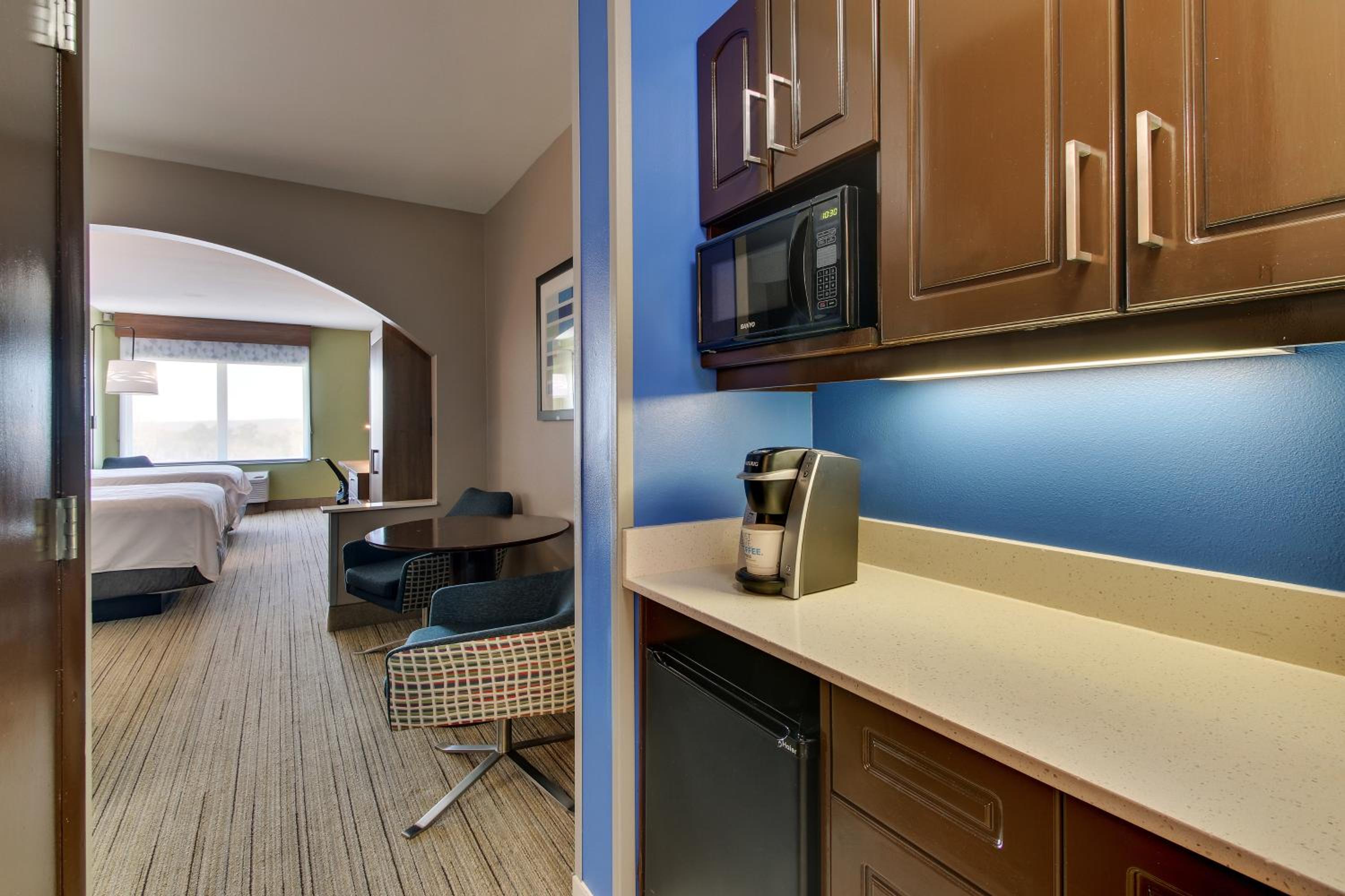 Queen Suite with Two Queen Beds and Additional Living Area - Photo 3