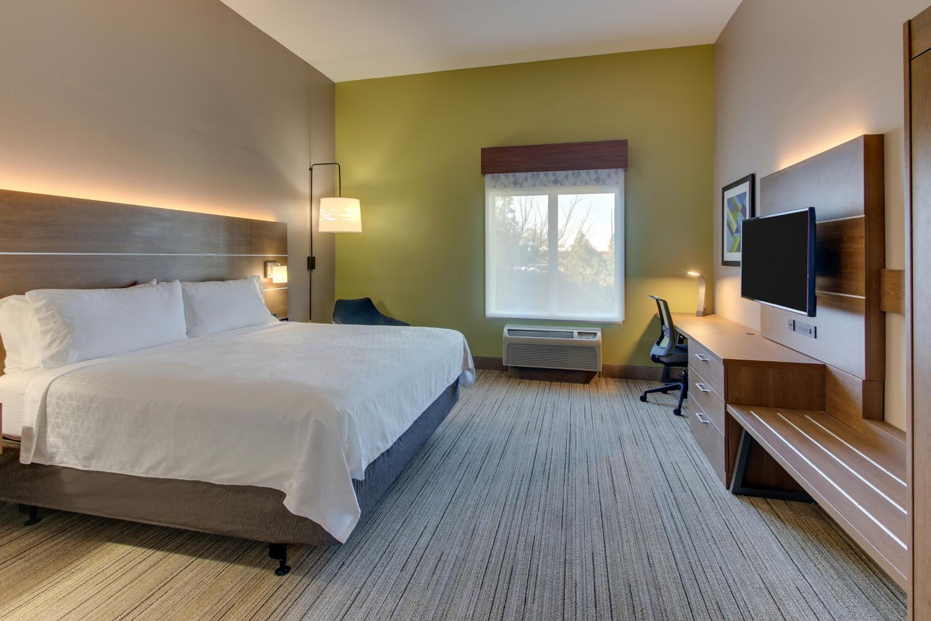 Standard King Room with Roll-In Shower - Communications Access - Photo 1