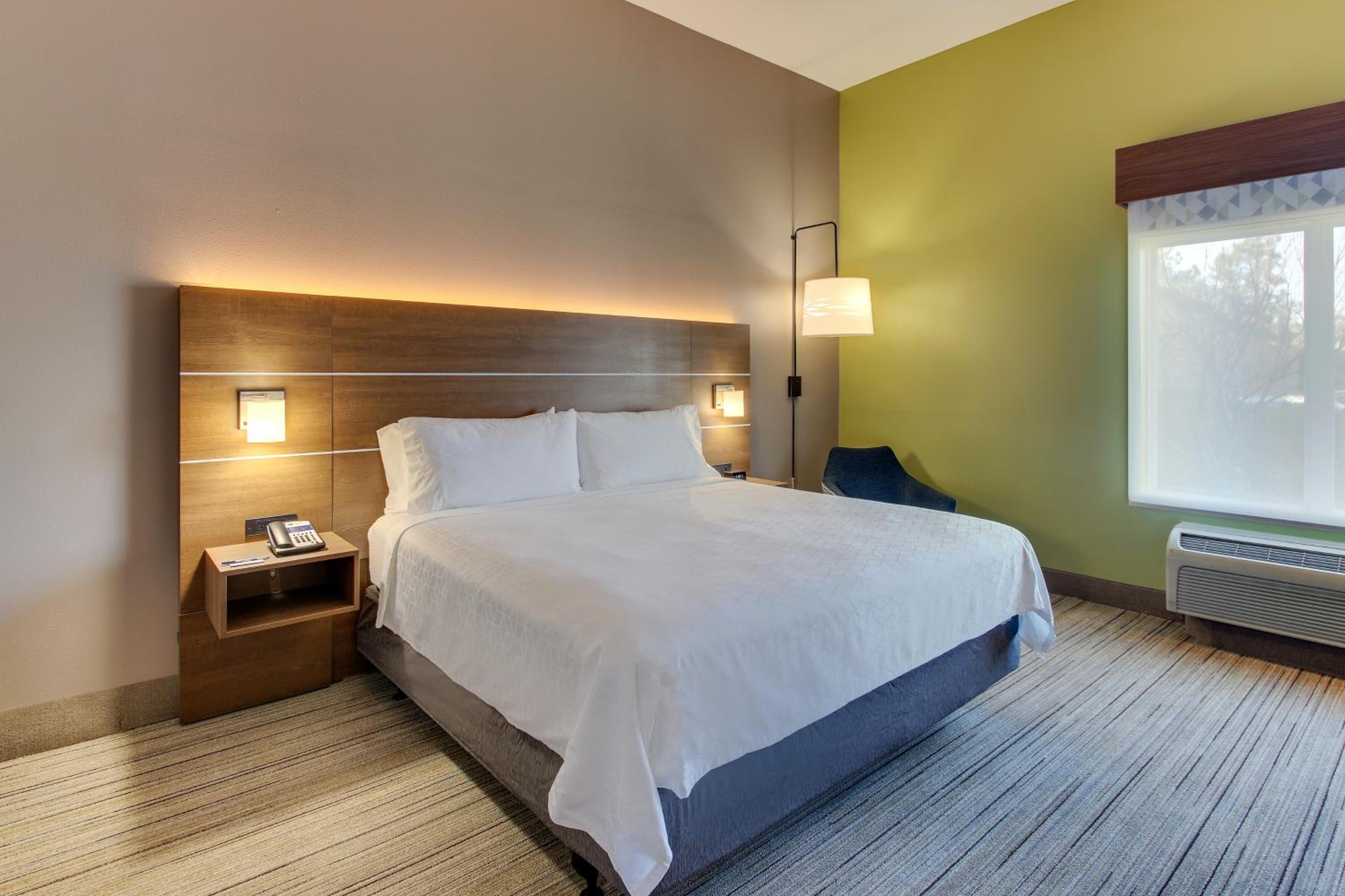 Standard King Room with Roll-In Shower - Communications Access - Photo 4