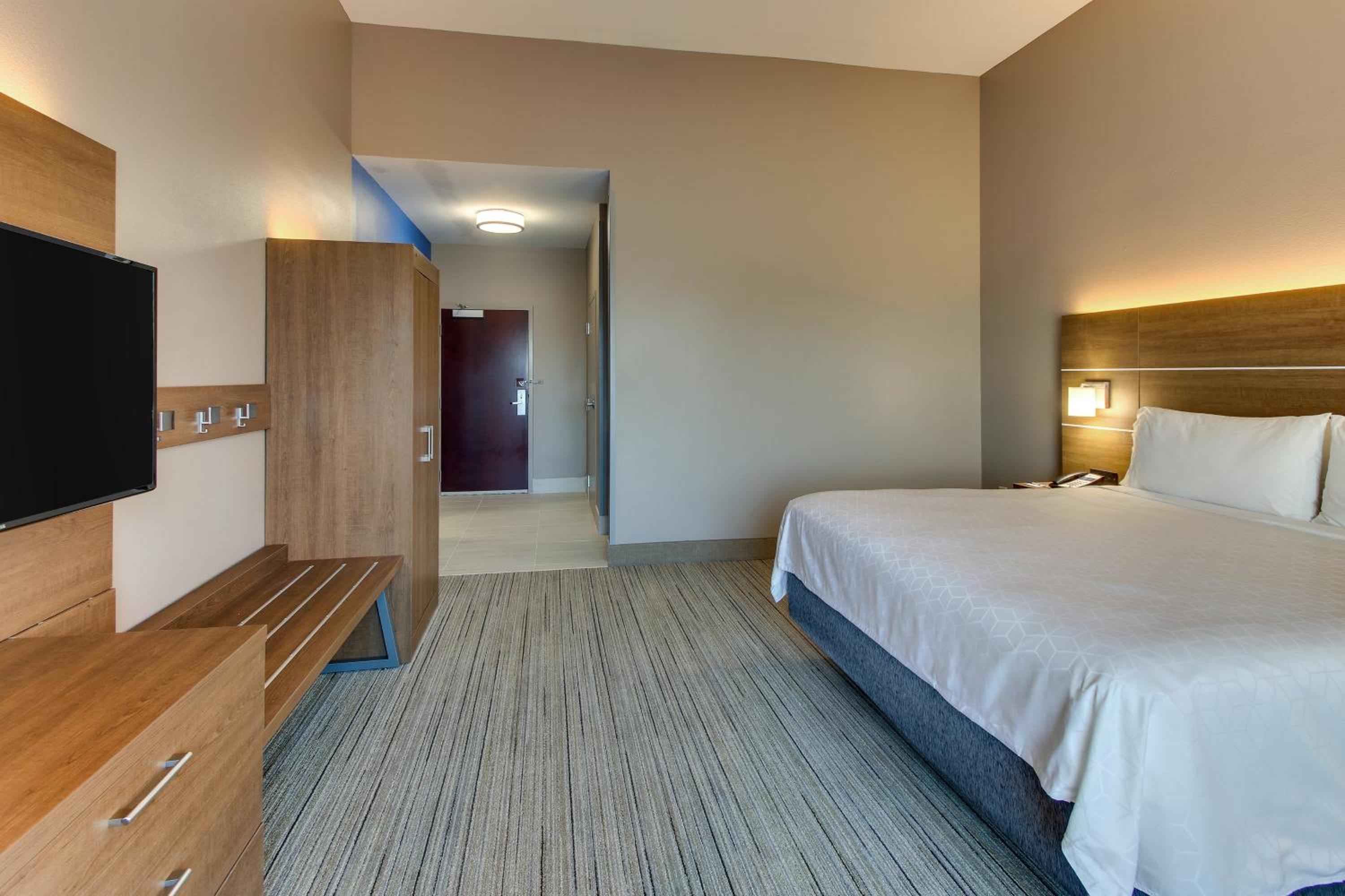 Standard King Room with Roll-In Shower - Communications Access - Photo 3