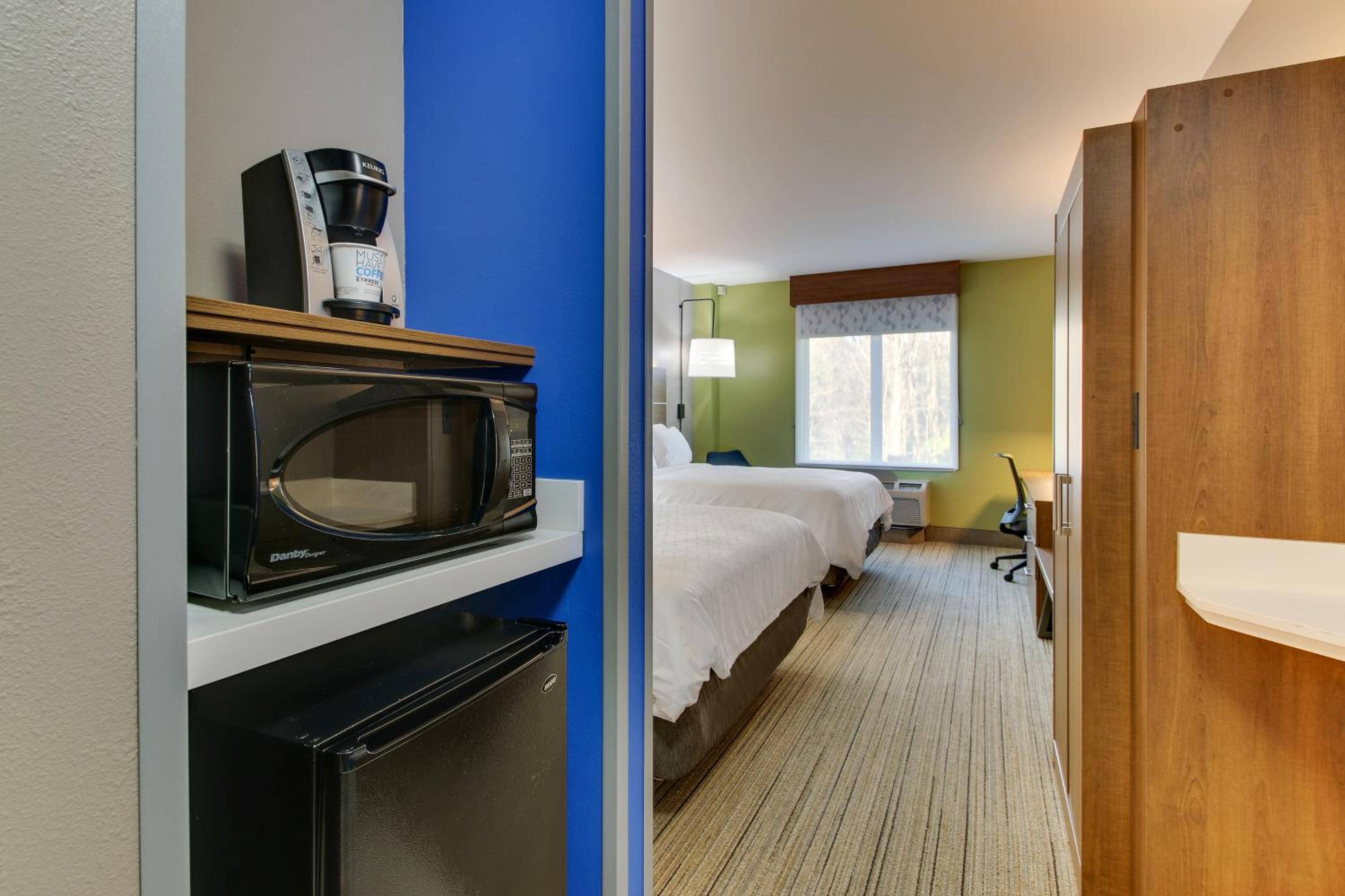 Standard Queen Room with Two Queen Beds - Communications Accessible - Photo 4