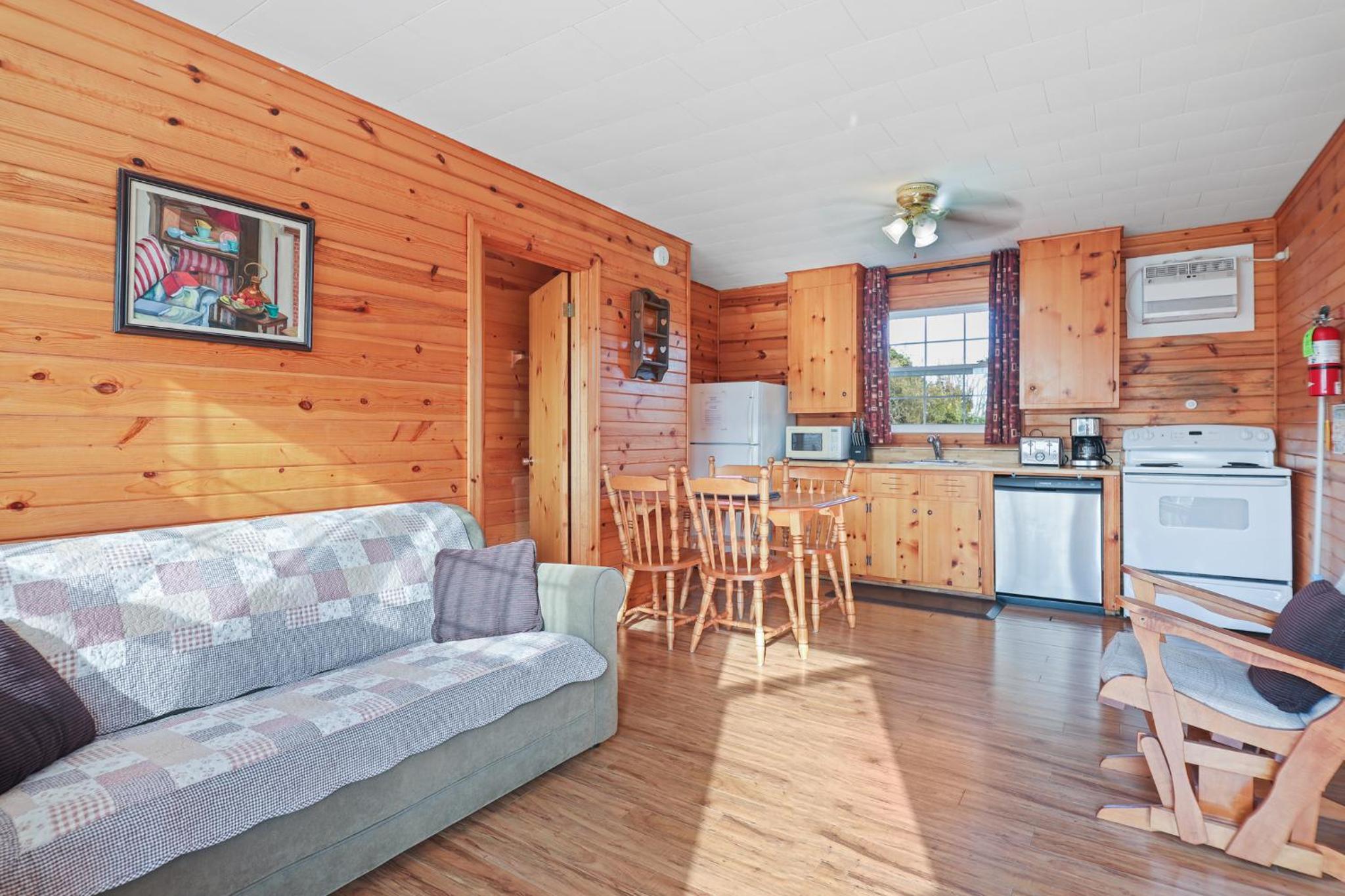 Deluxe Three-Bedroom Cottage photo 3