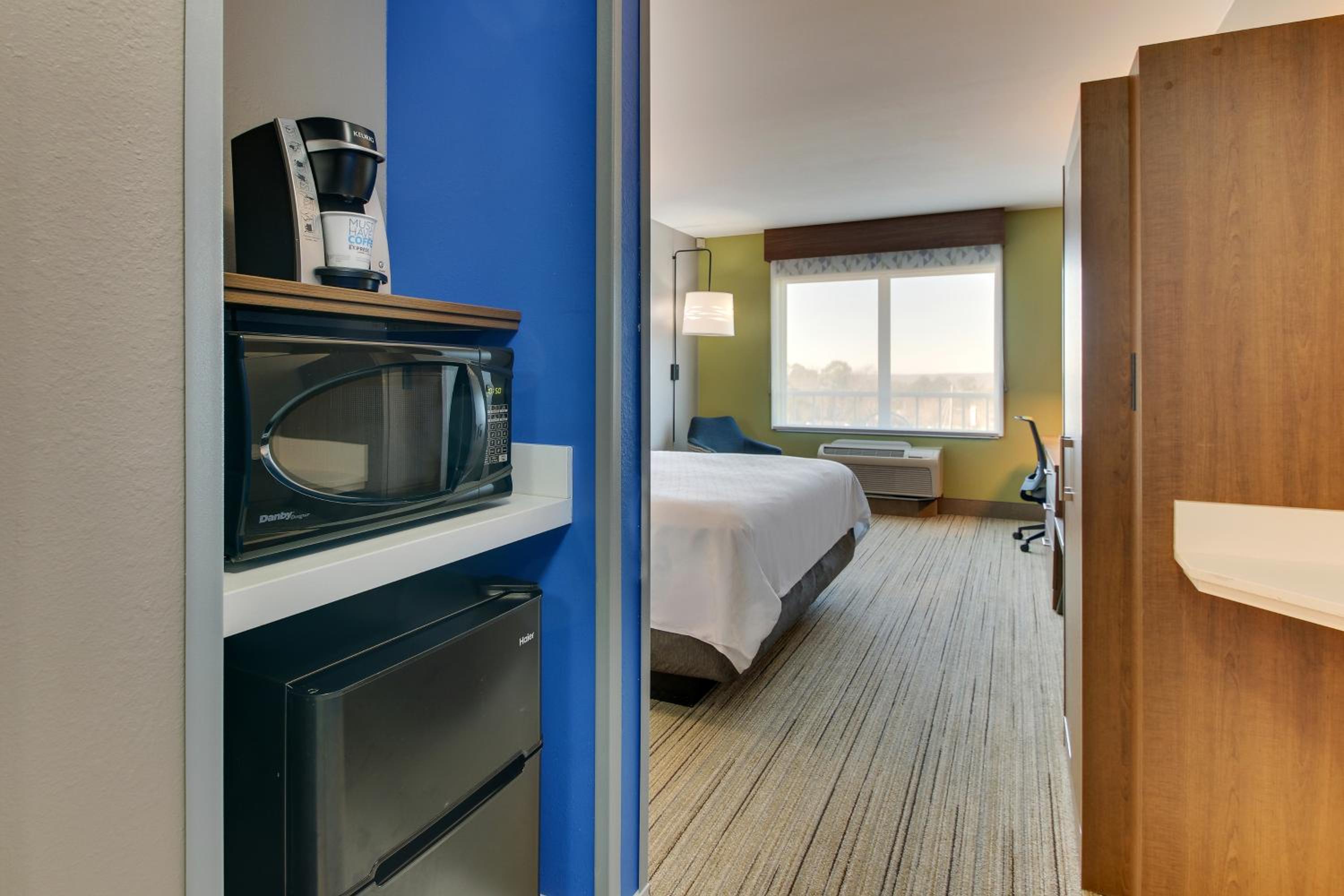 King Room - Non-Smoking - Photo 2