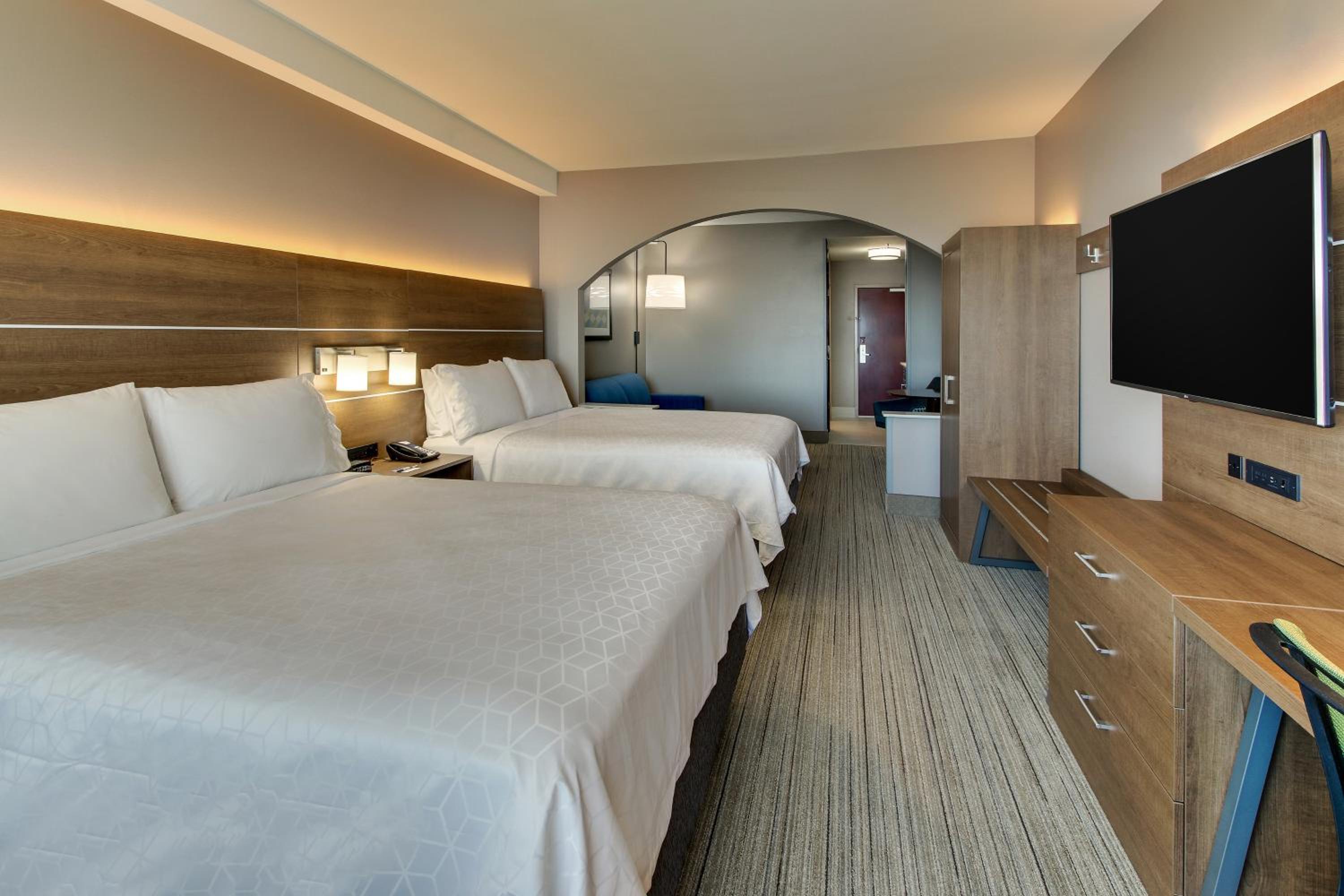 Suite with Two Queen Beds - Communications Access - Photo 4