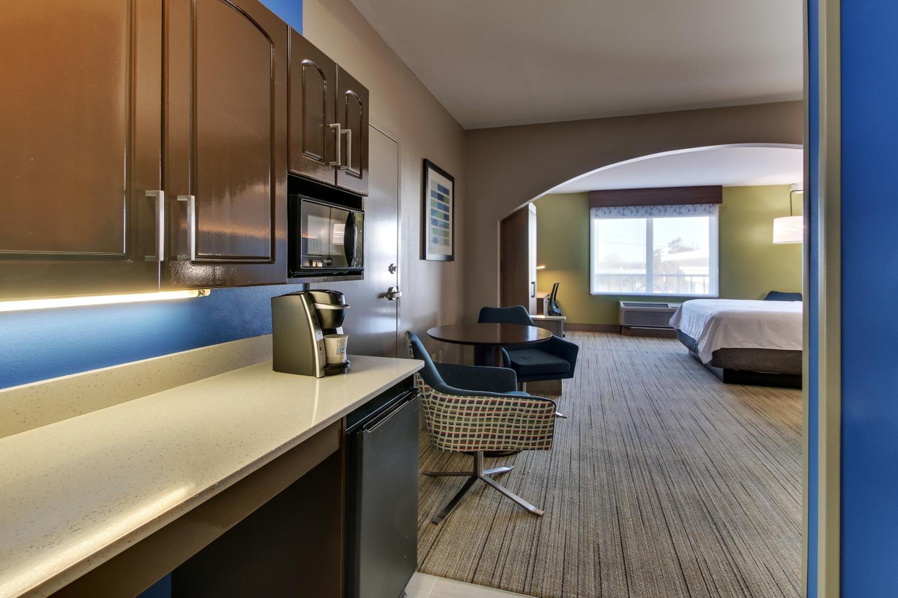 King Suite with Sofa Bed - Hearing Accessible - Photo 4