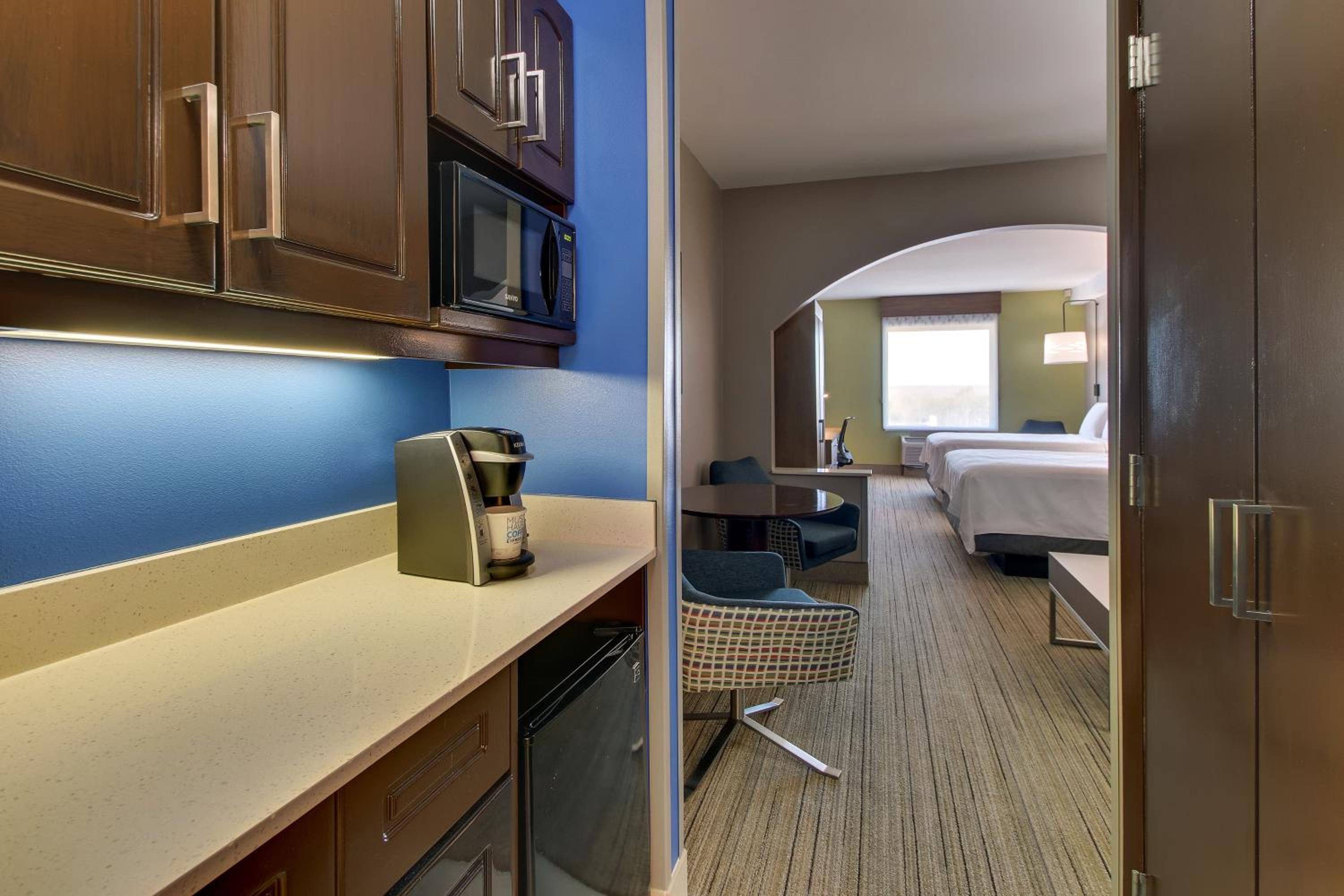 Suite with Two Queen Beds - Communications Access - Photo 3