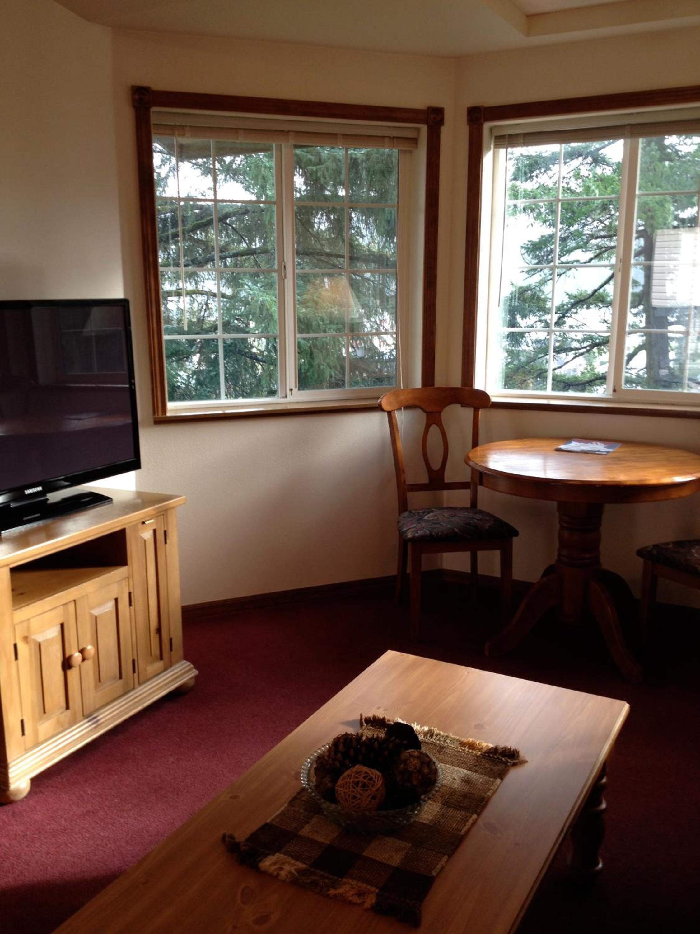 Deluxe King Suite with River View  photo 3
