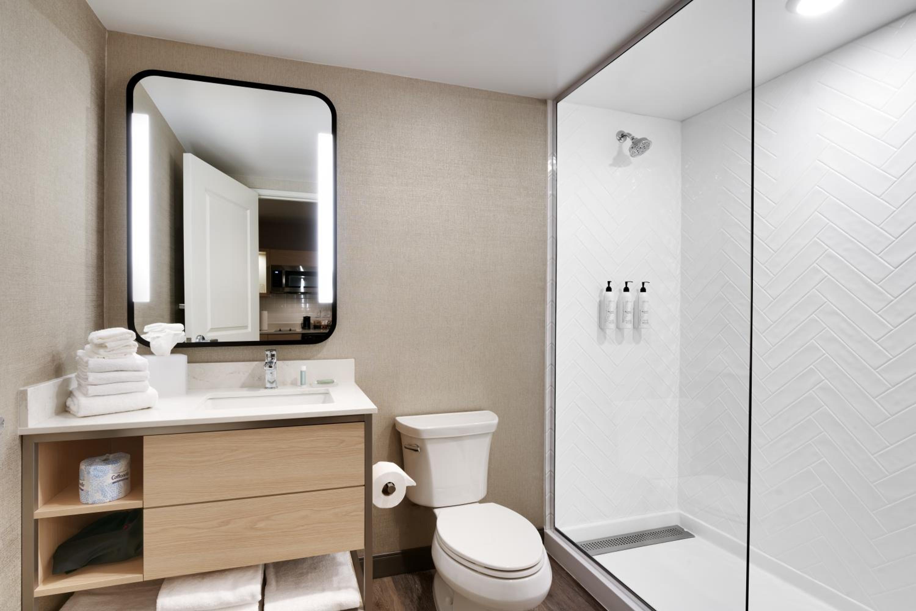One-Bedroom King Suite with Sofa Bed  - Photo 3