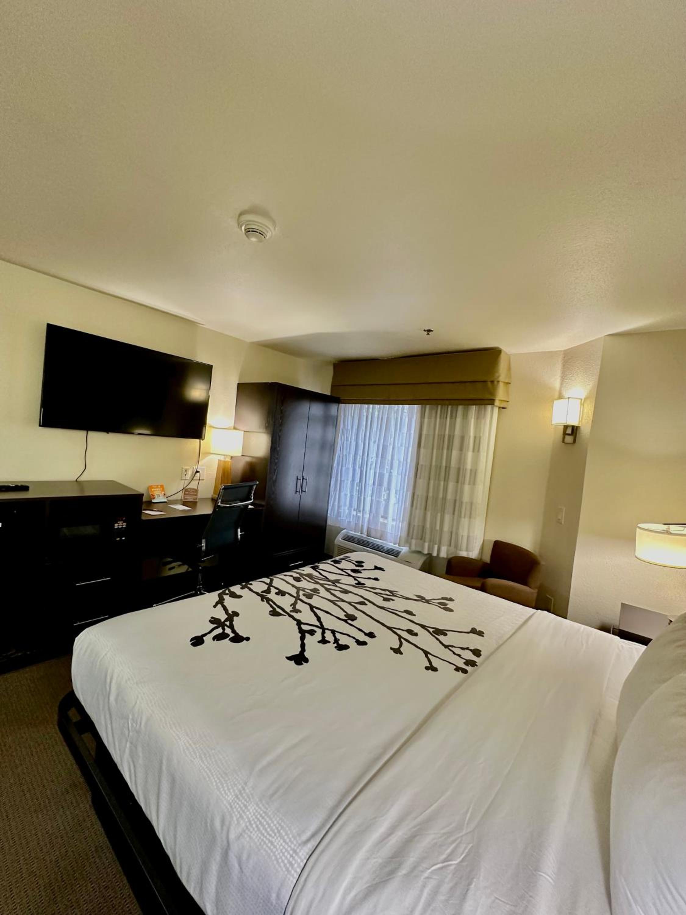 King Room - Accessible/Non-Smoking - Photo 1