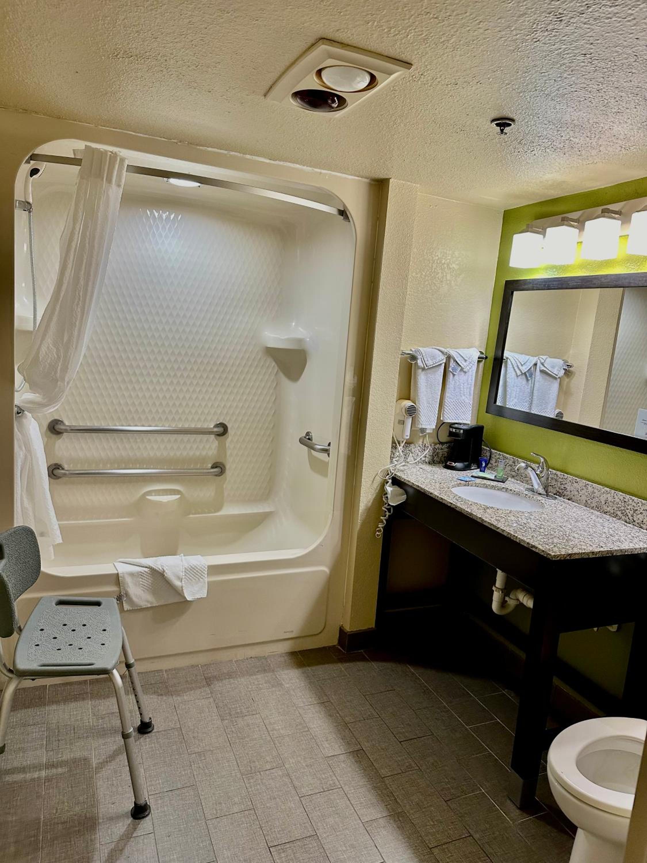 Double Room with Two Double Beds - Accessible/Non-Smoking - Photo 4