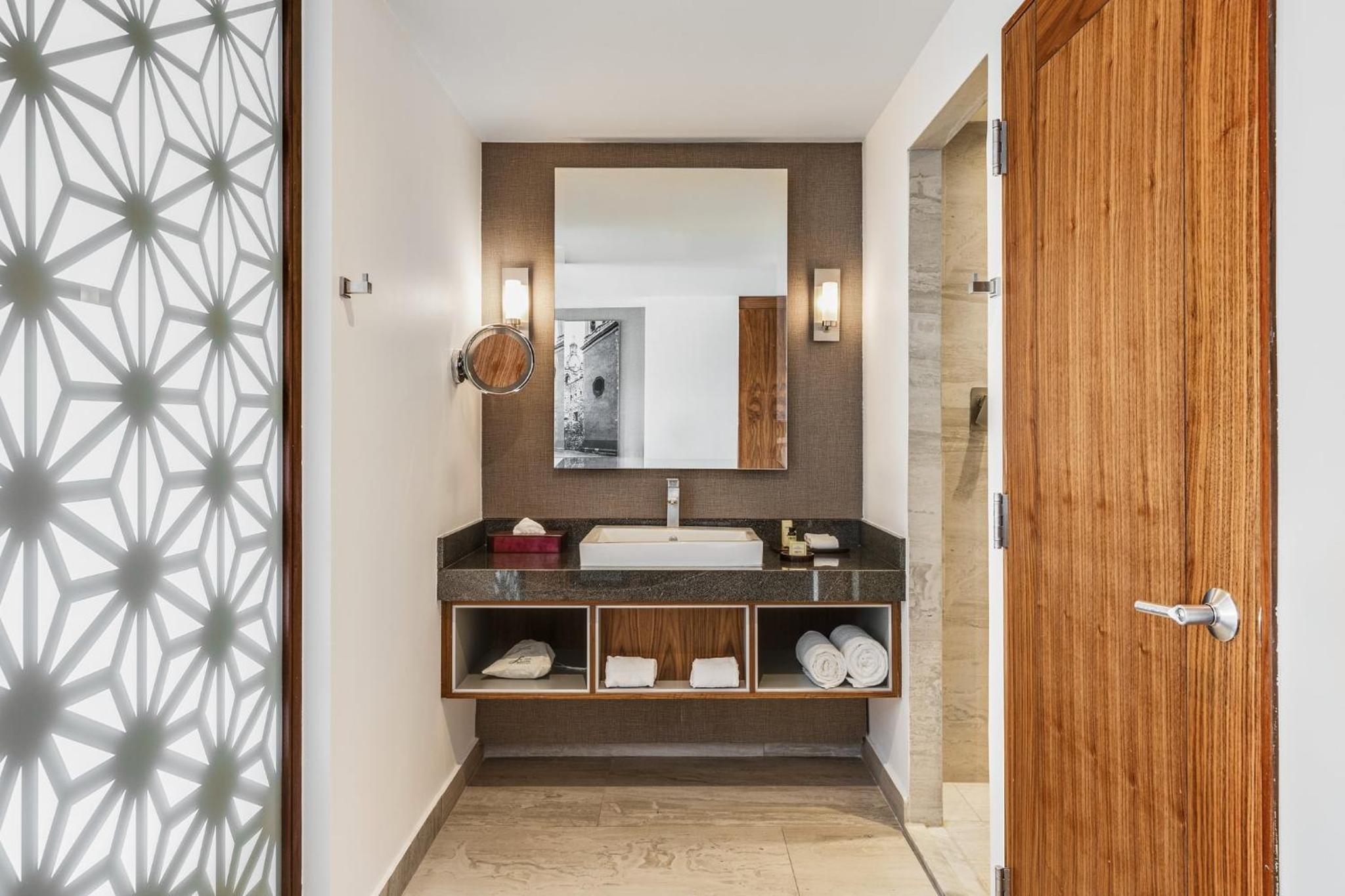 Deluxe King Room - Photo 2