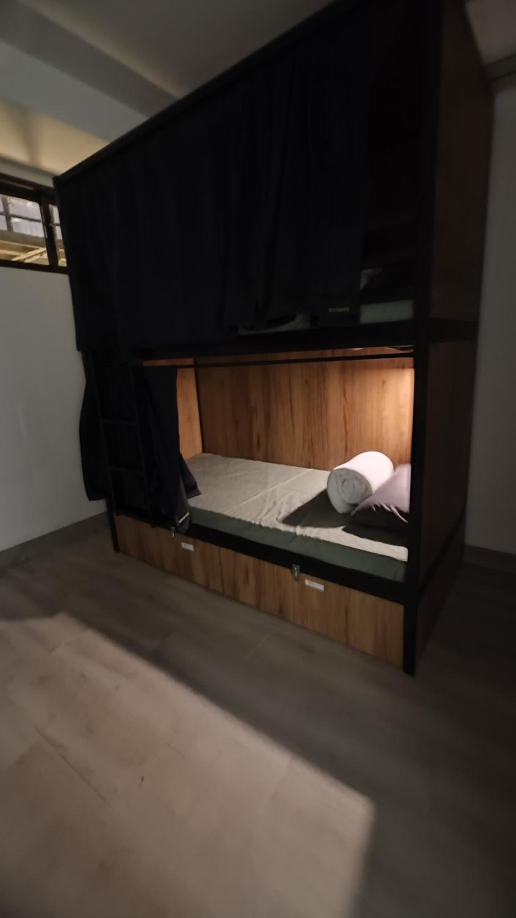 Cama en Habitación Compartida Femenina de 6 Camas