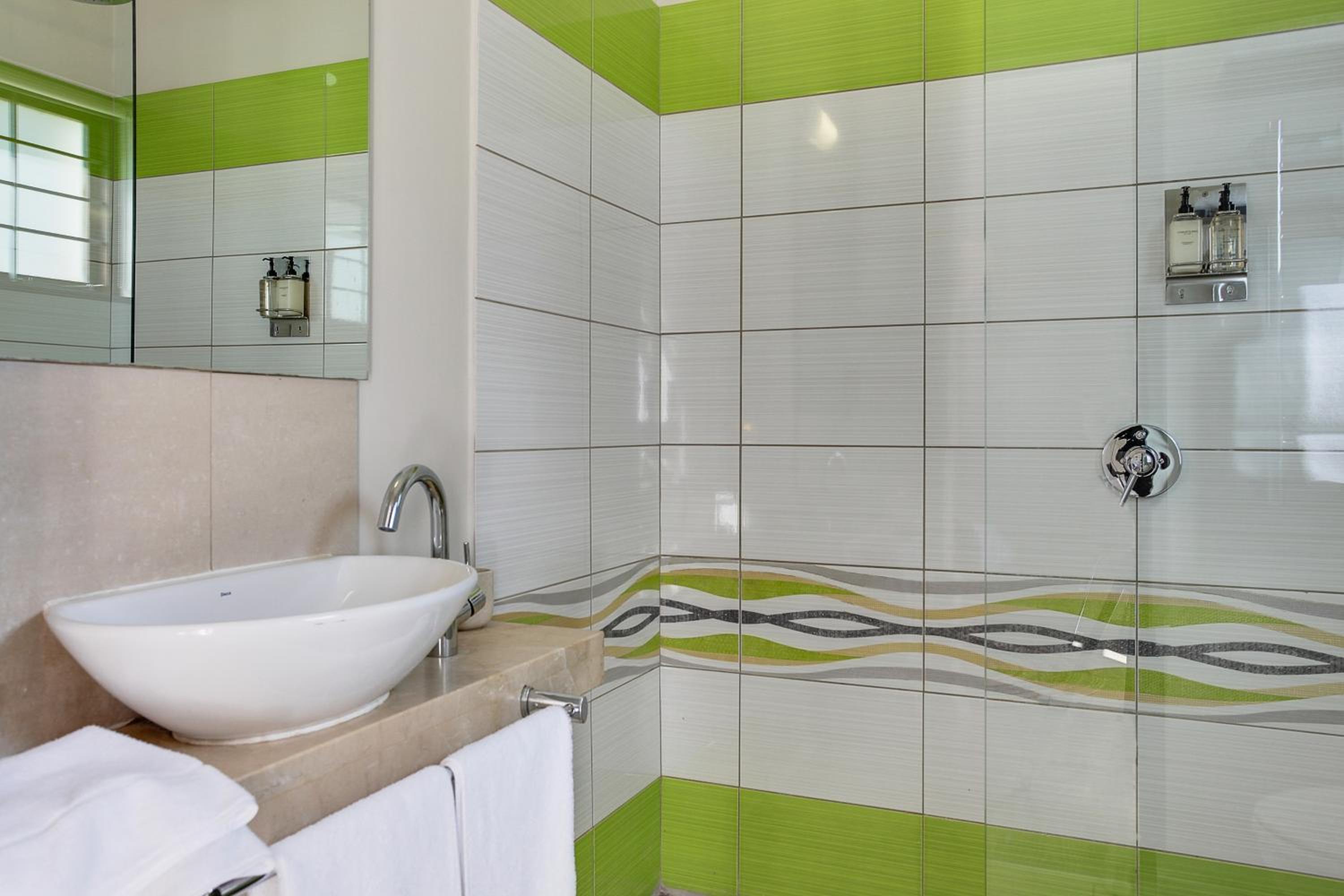 Double Room with Pool View - Photo 14