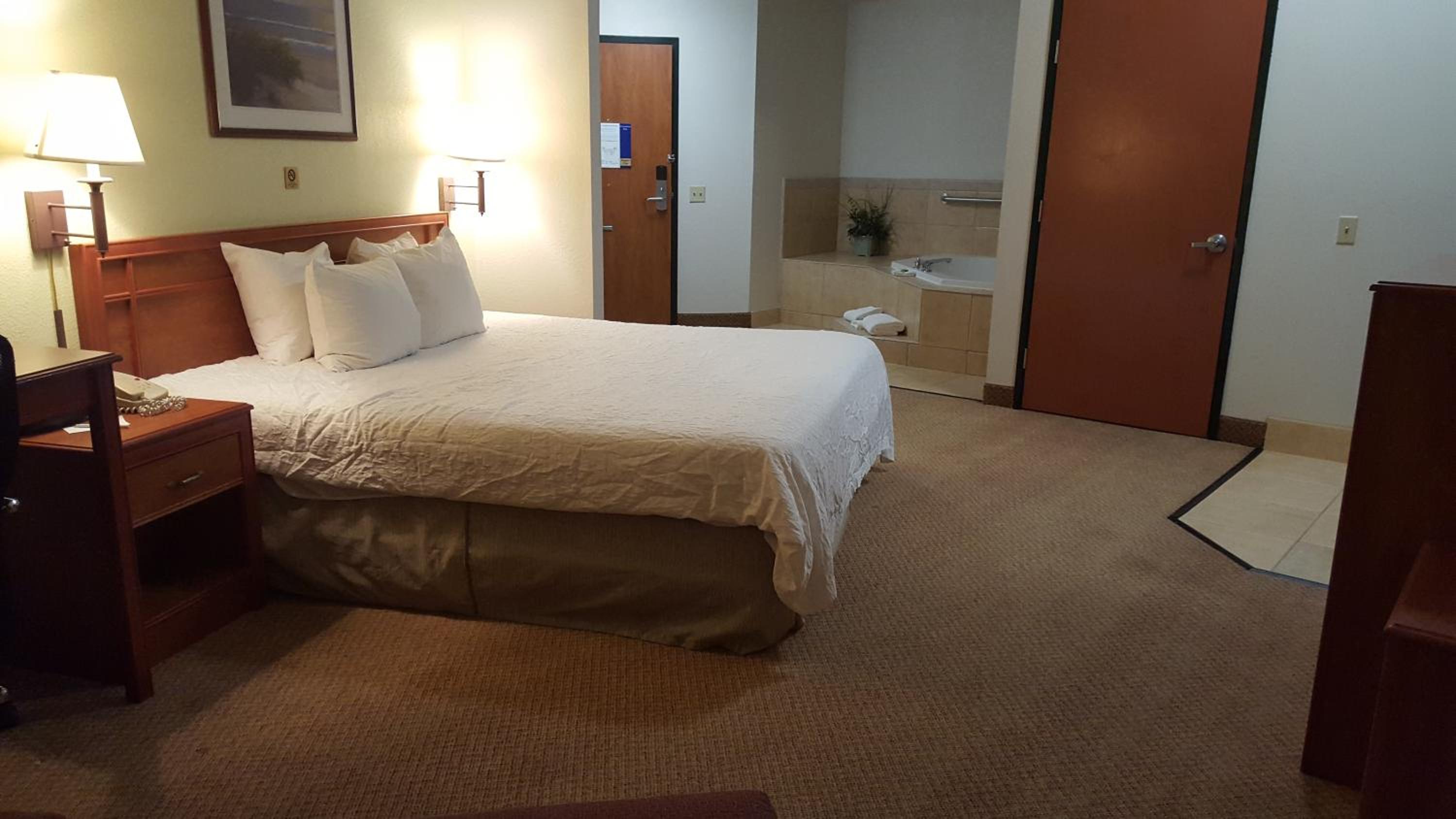 Jacuzzi King Studio Suite photo 3