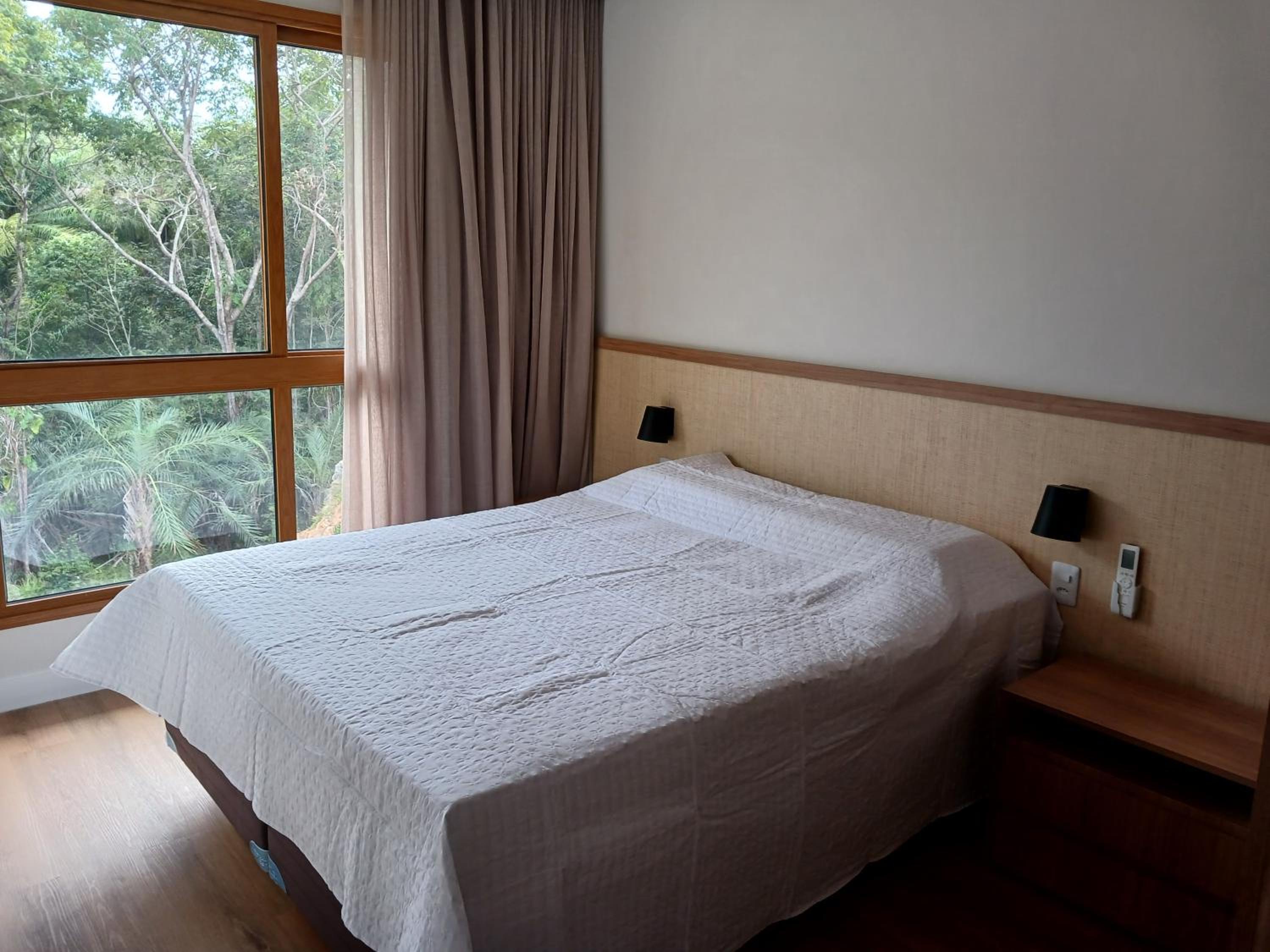 Six-Bedroom House photo 3