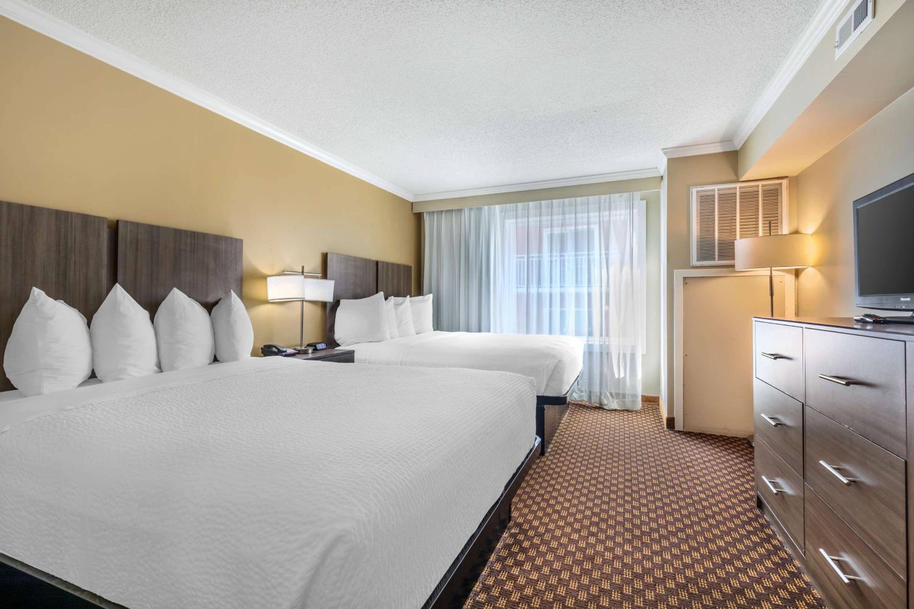 Queen Suite - Photo 2