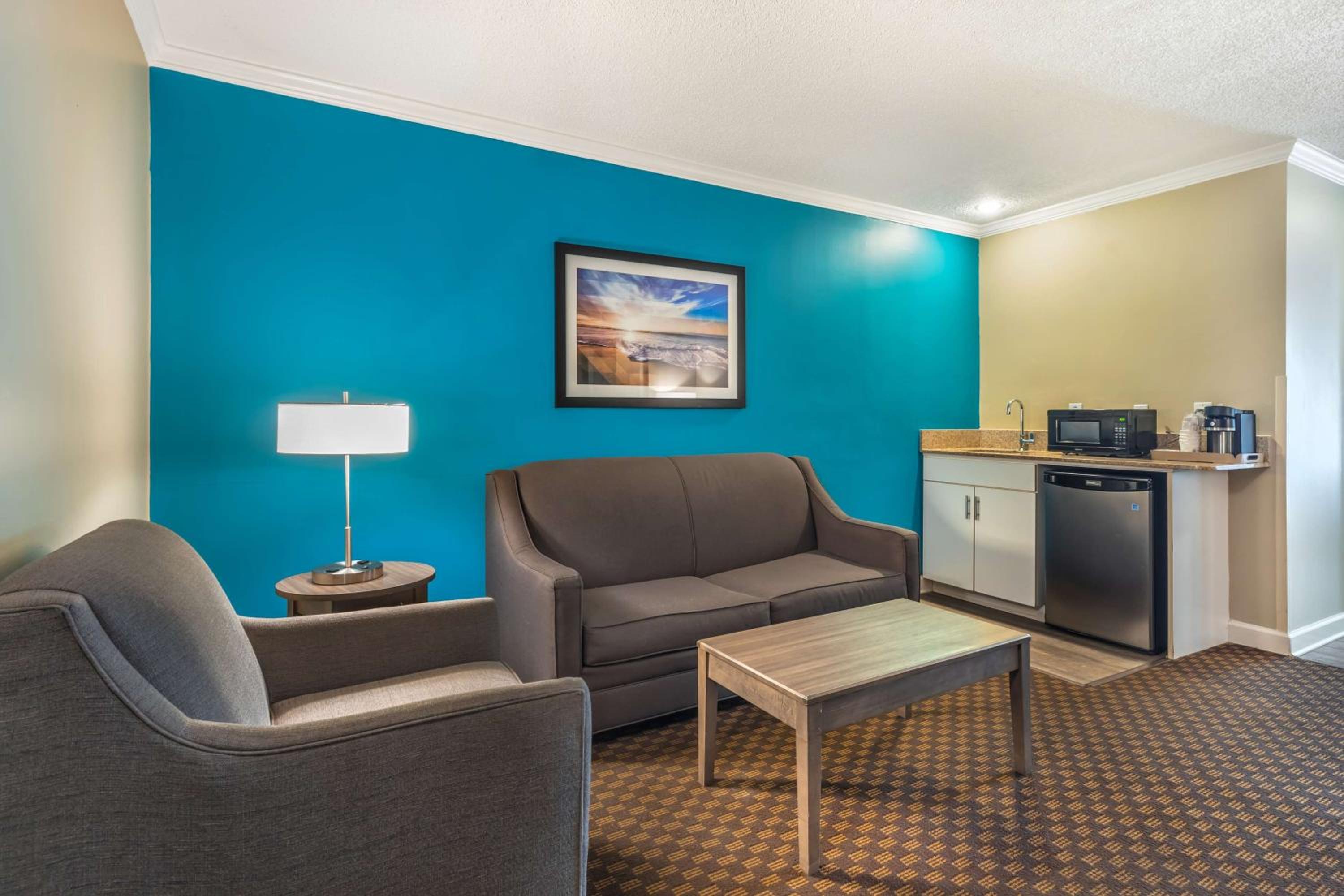 Queen Suite - Photo 1