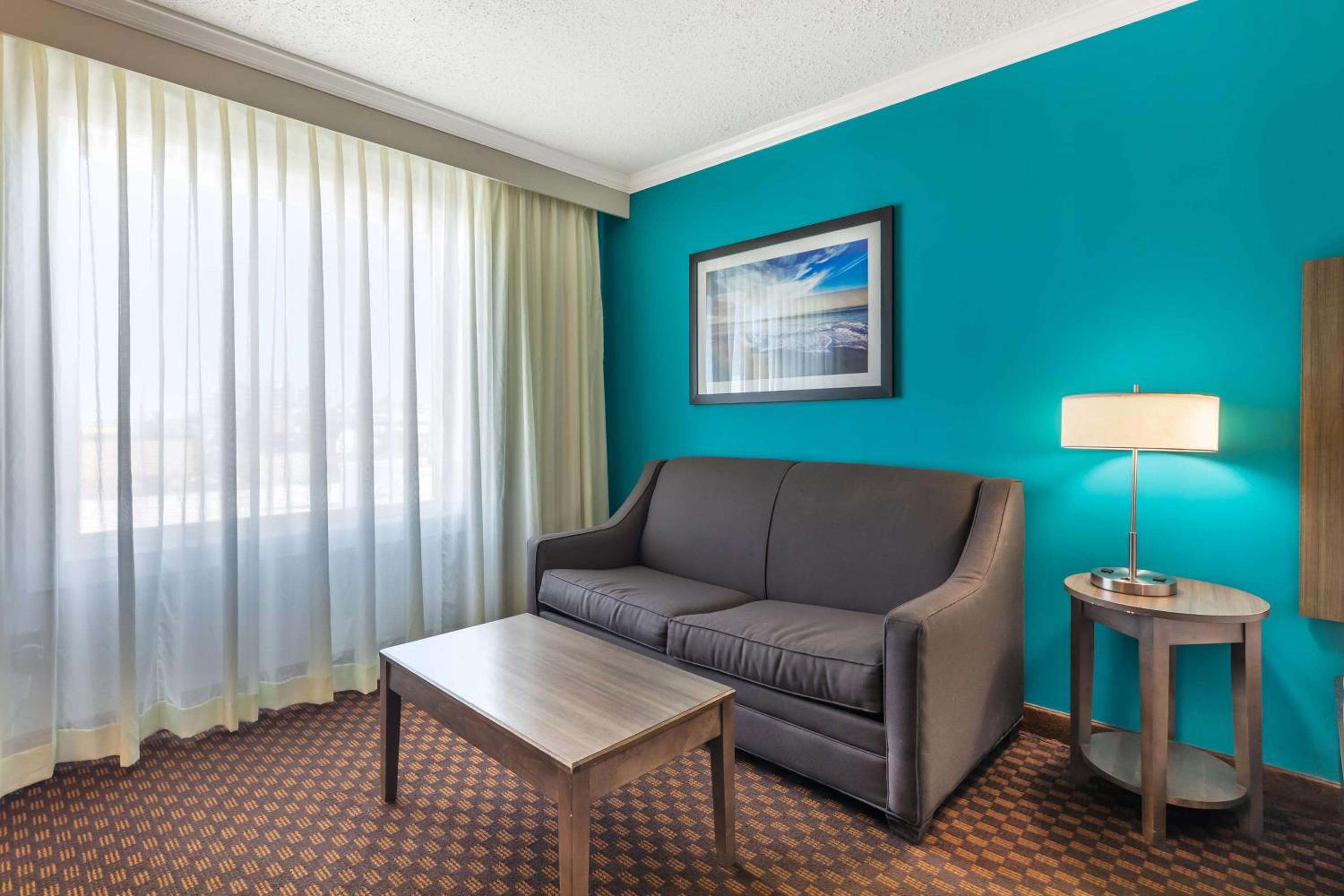 Queen Room with Two Queen Beds - Photo 2