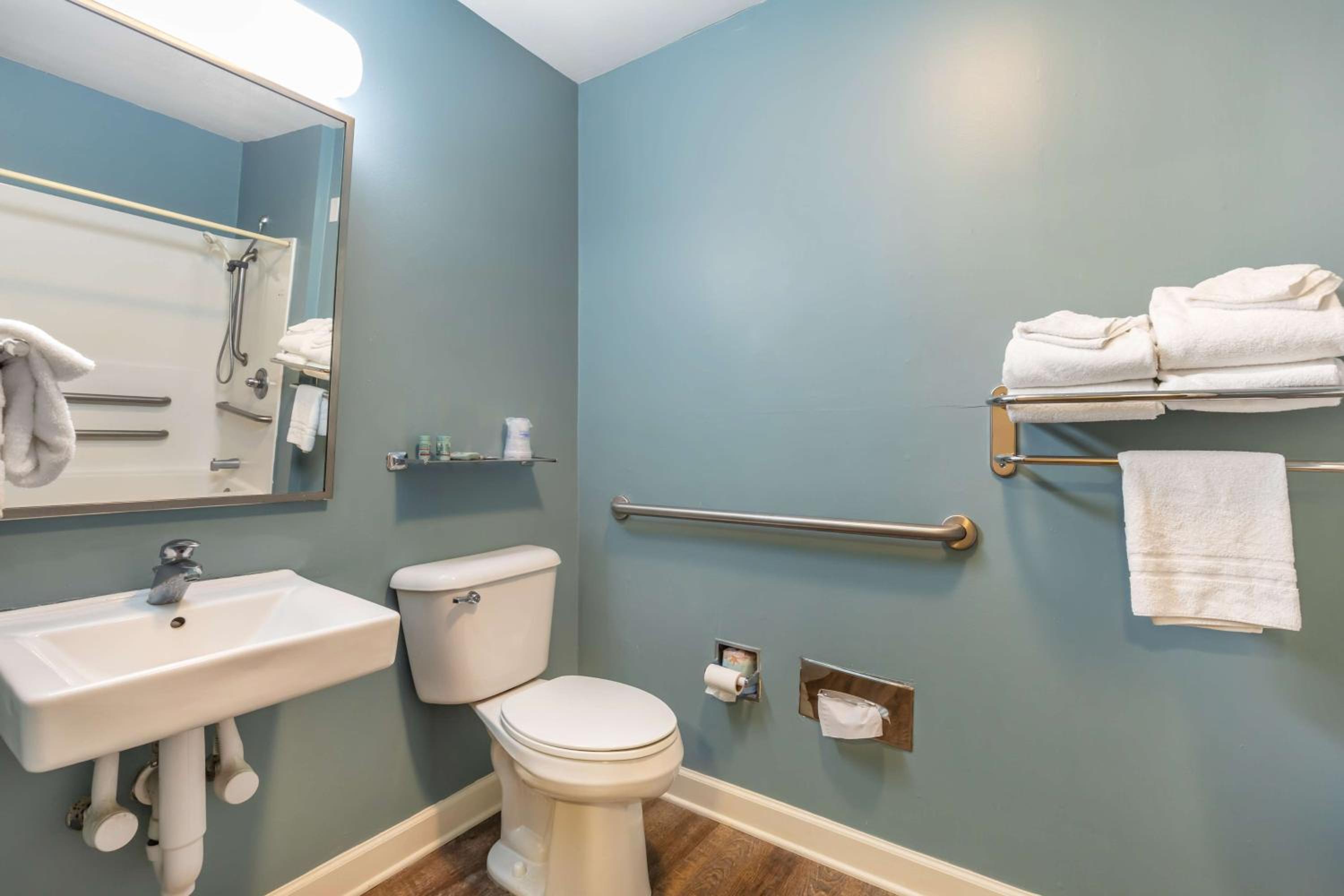 Queen Room with Two Queen Beds and Bathtub - Disability Access/Sofa Bed - Photo 4