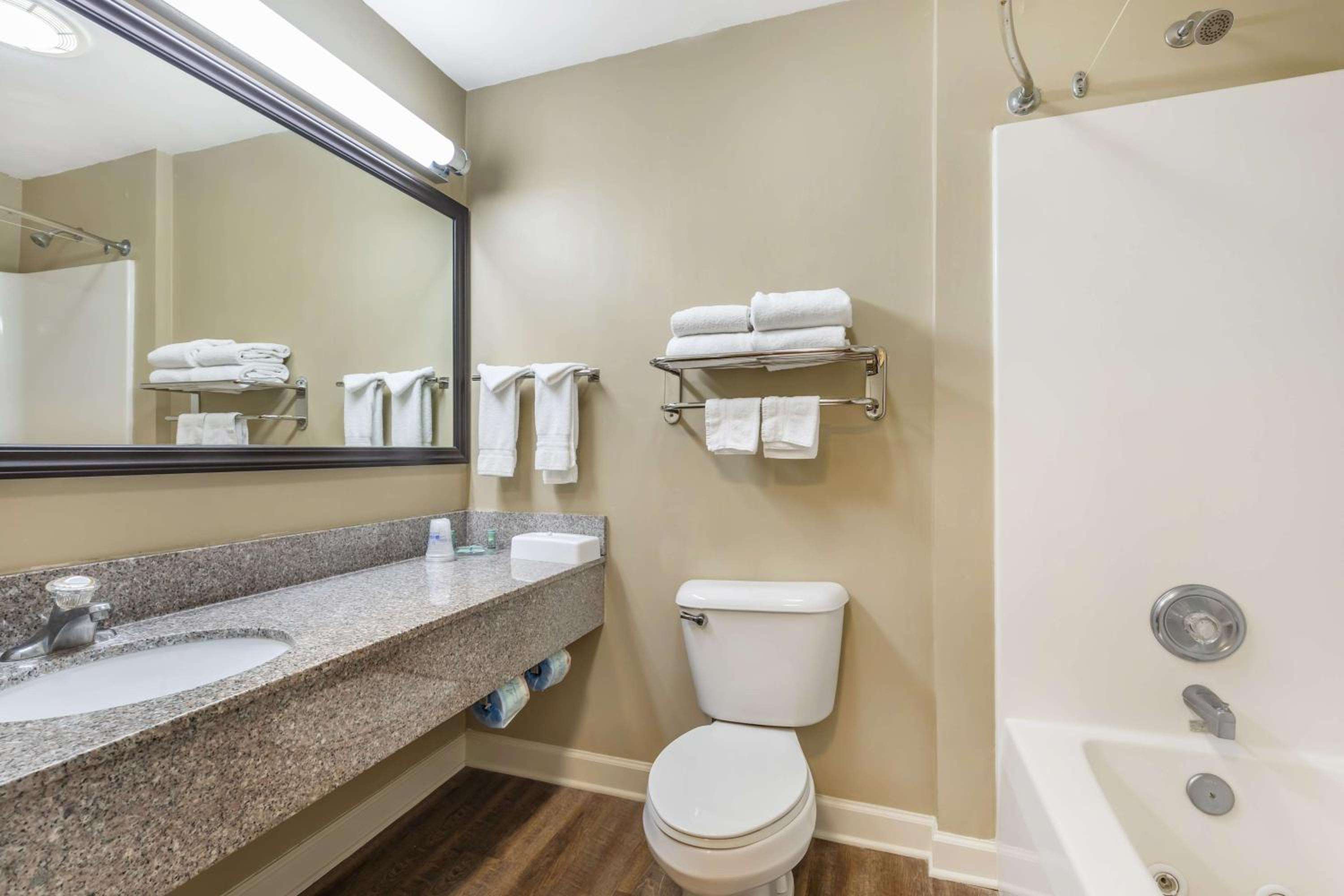 Queen Suite - Photo 4