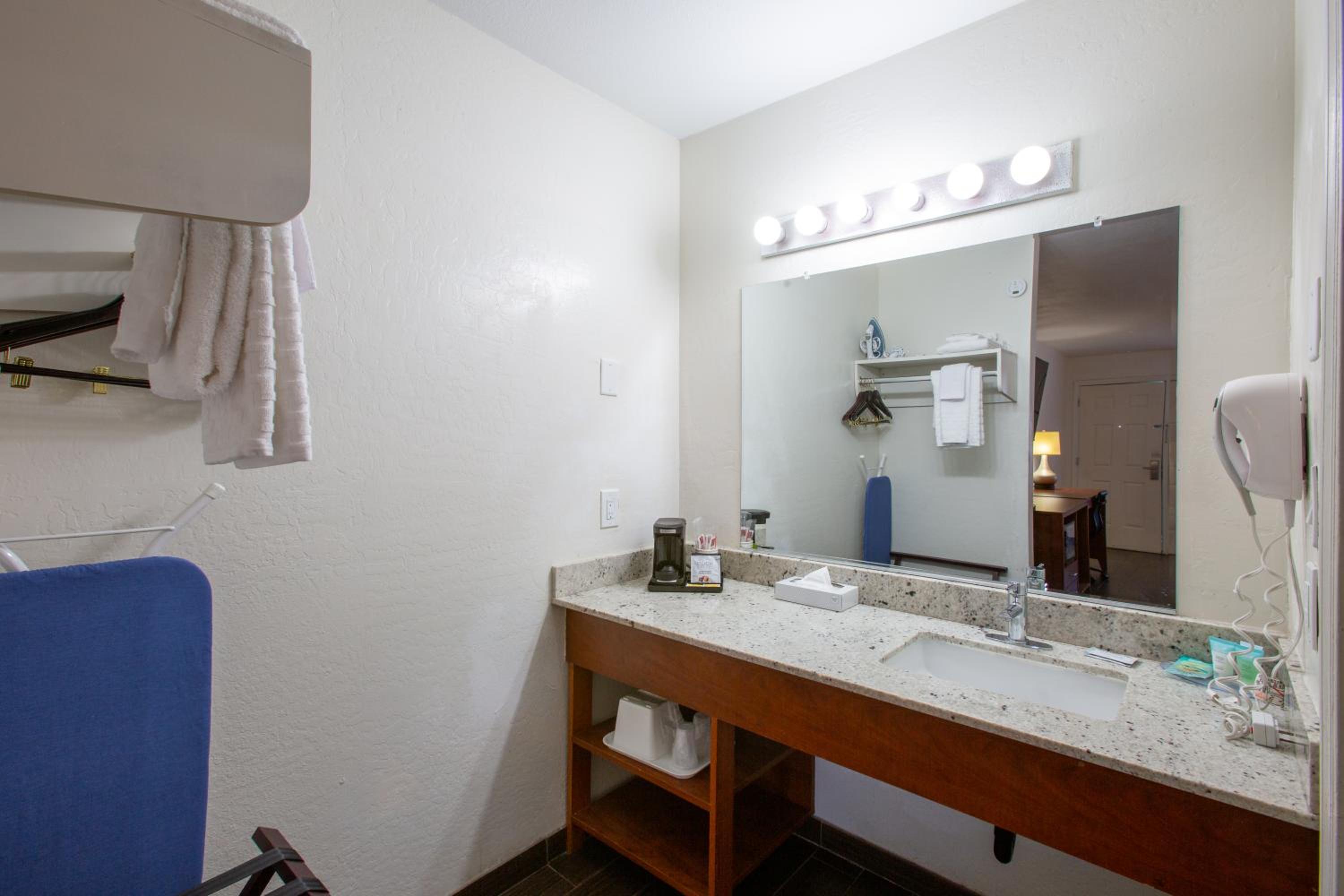 King Room with Roll-In Shower - Disability Access - Photo 8