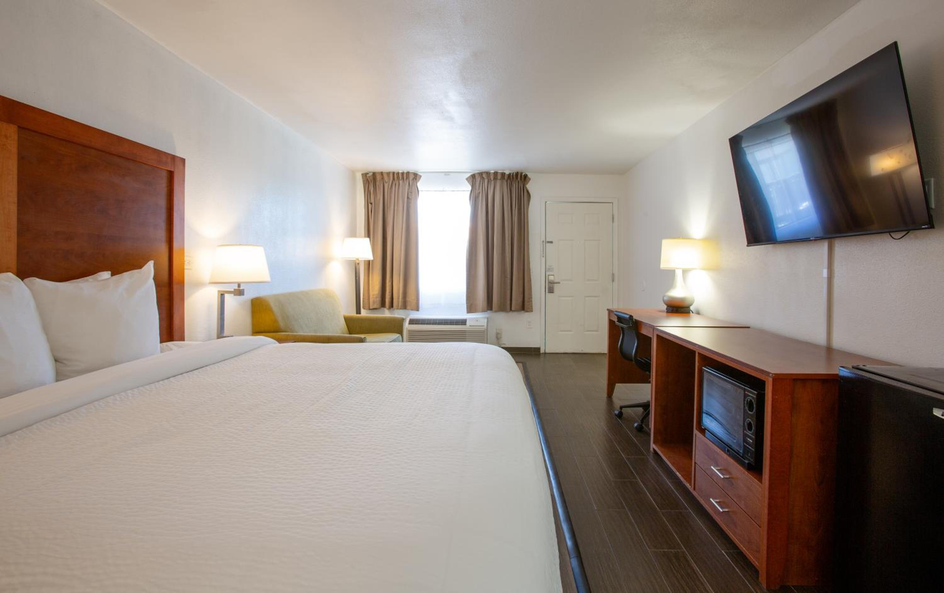 King Room with Sofa Bed - Non-Smoking - Photo 6