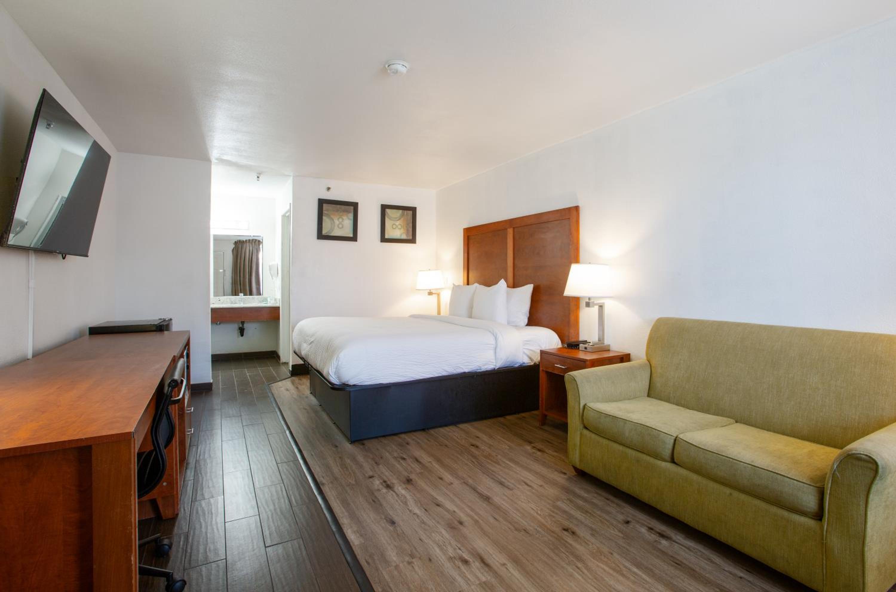 King Room with Sofa Bed - Non-Smoking - Photo 3