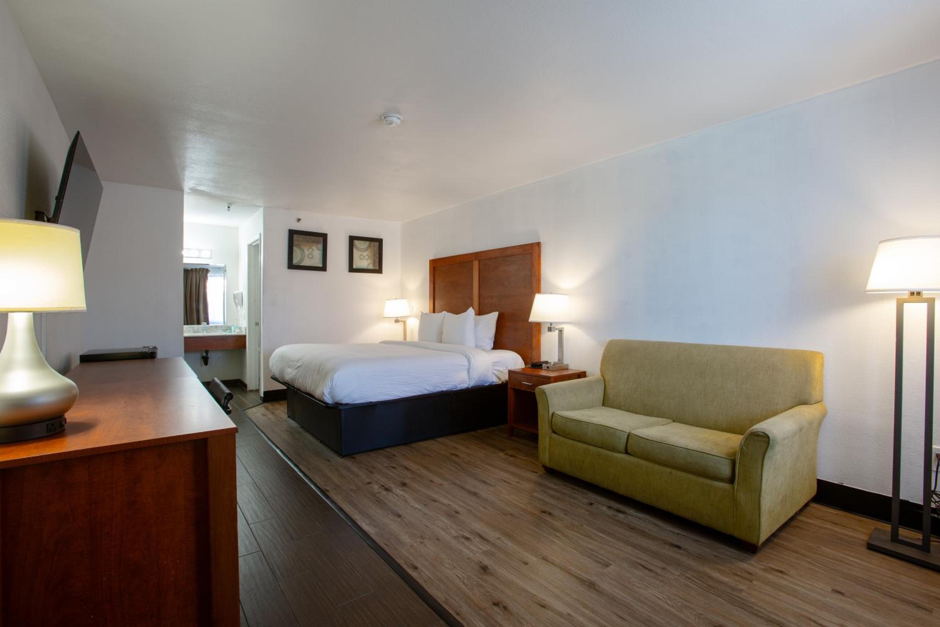 King Room with Sofa Bed - Non-Smoking - Photo 5