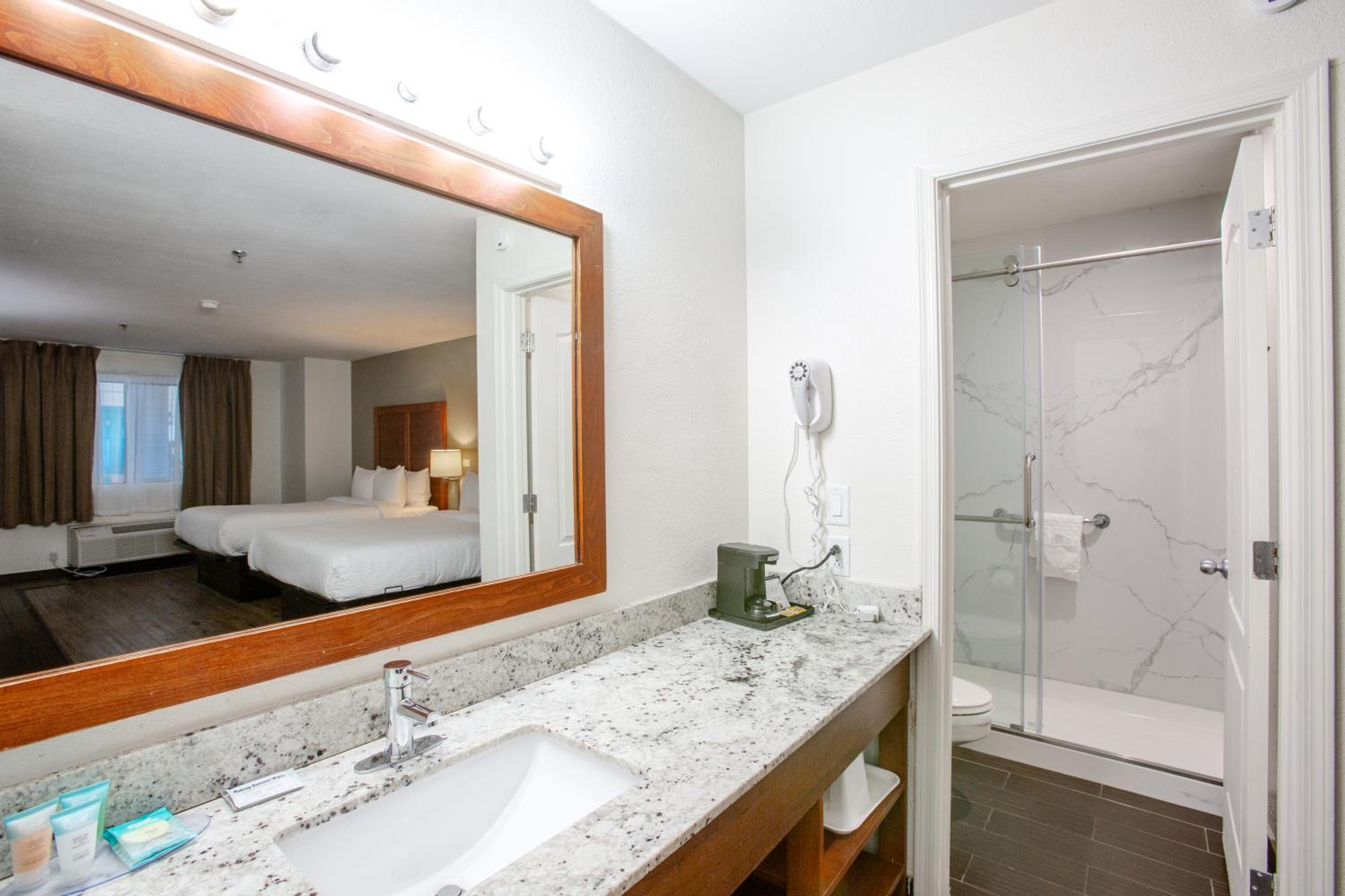 Family Queen Room with Two Queen Beds - Photo 10