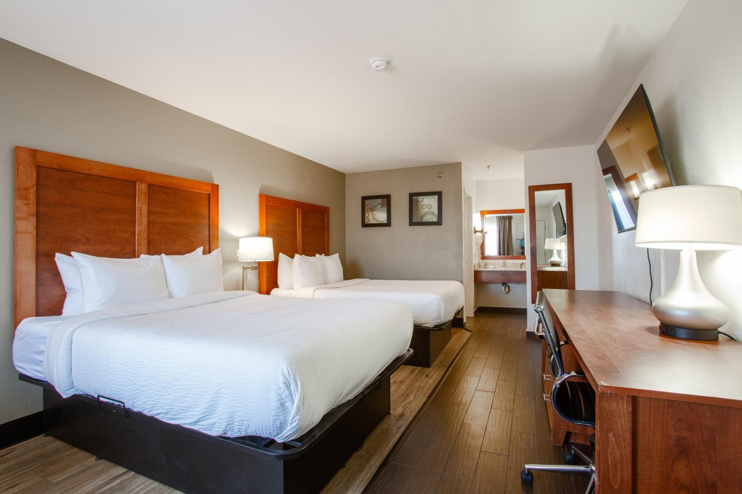 Queen Room with Two Queen Beds - Non-Smoking - Photo 3