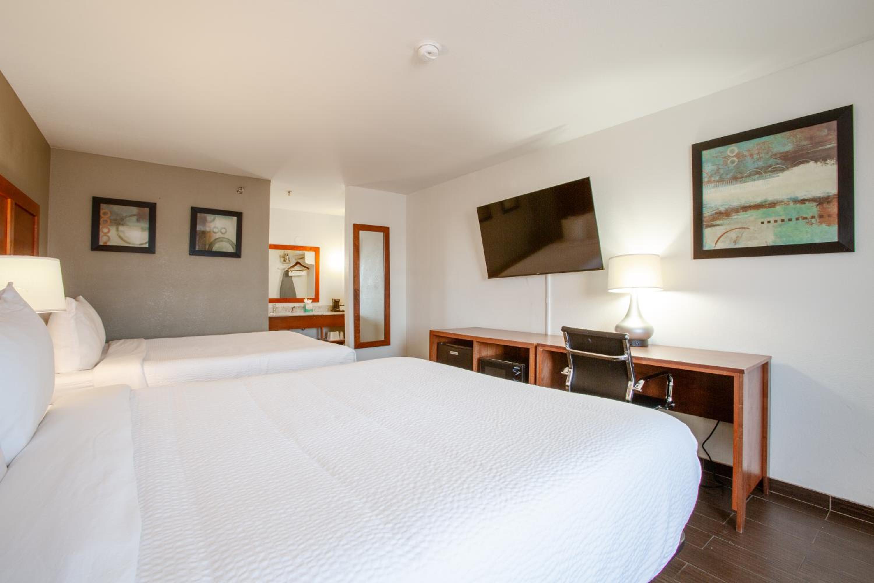 Queen Room with Two Queen Beds - Non-Smoking - Photo 10