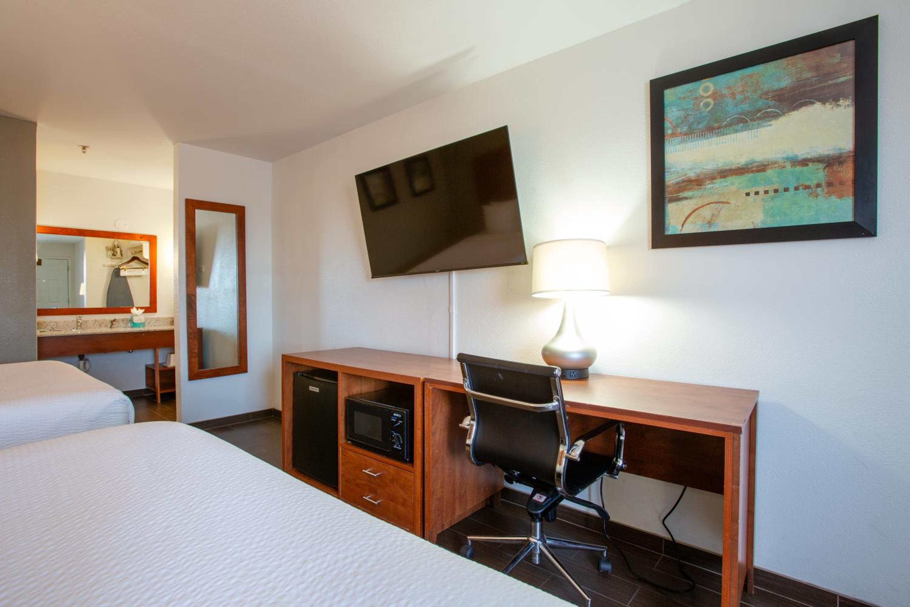 Queen Room with Two Queen Beds - Non-Smoking - Photo 9