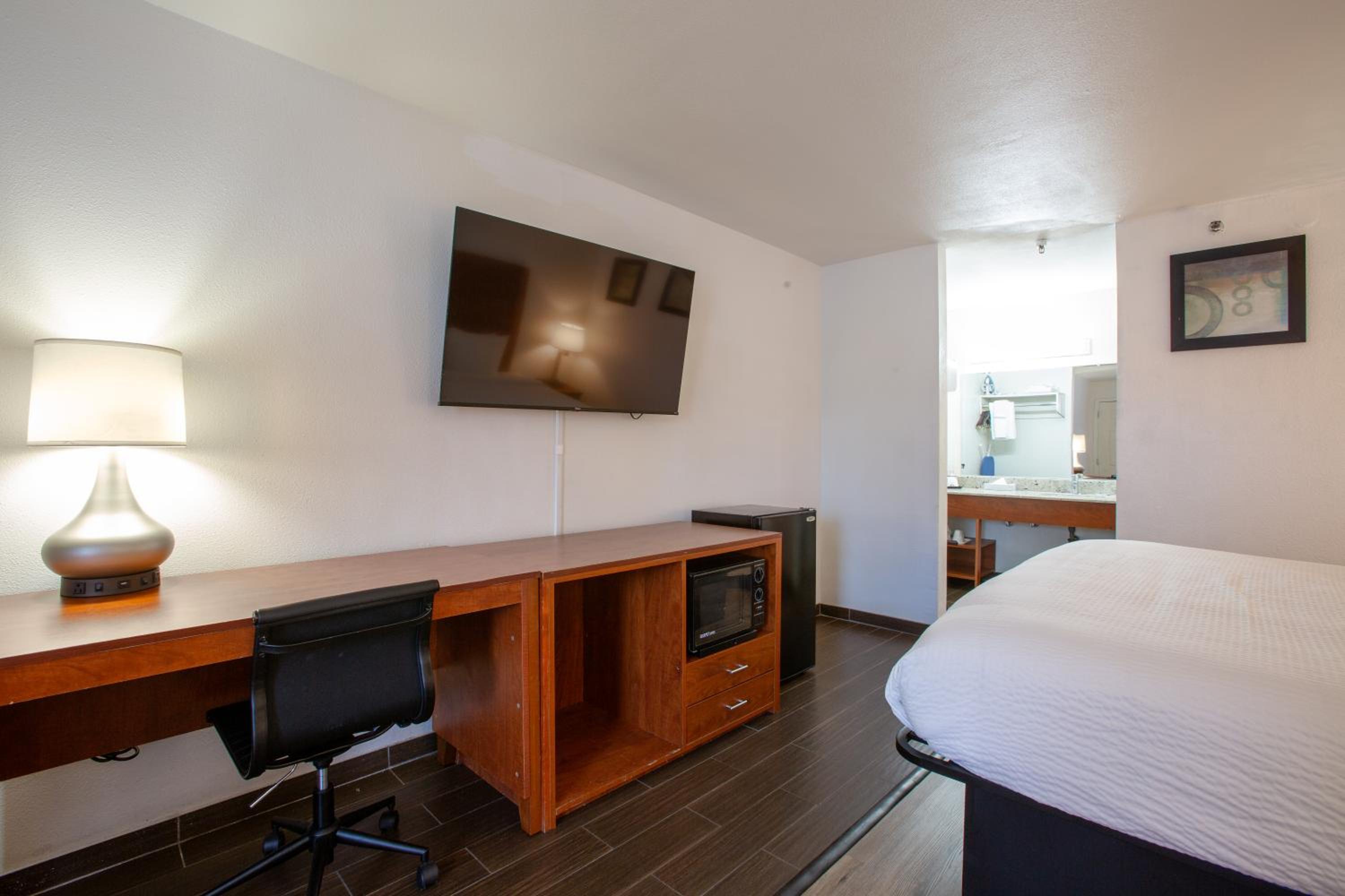 King Room with Sofa Bed - Non-Smoking - Photo 7