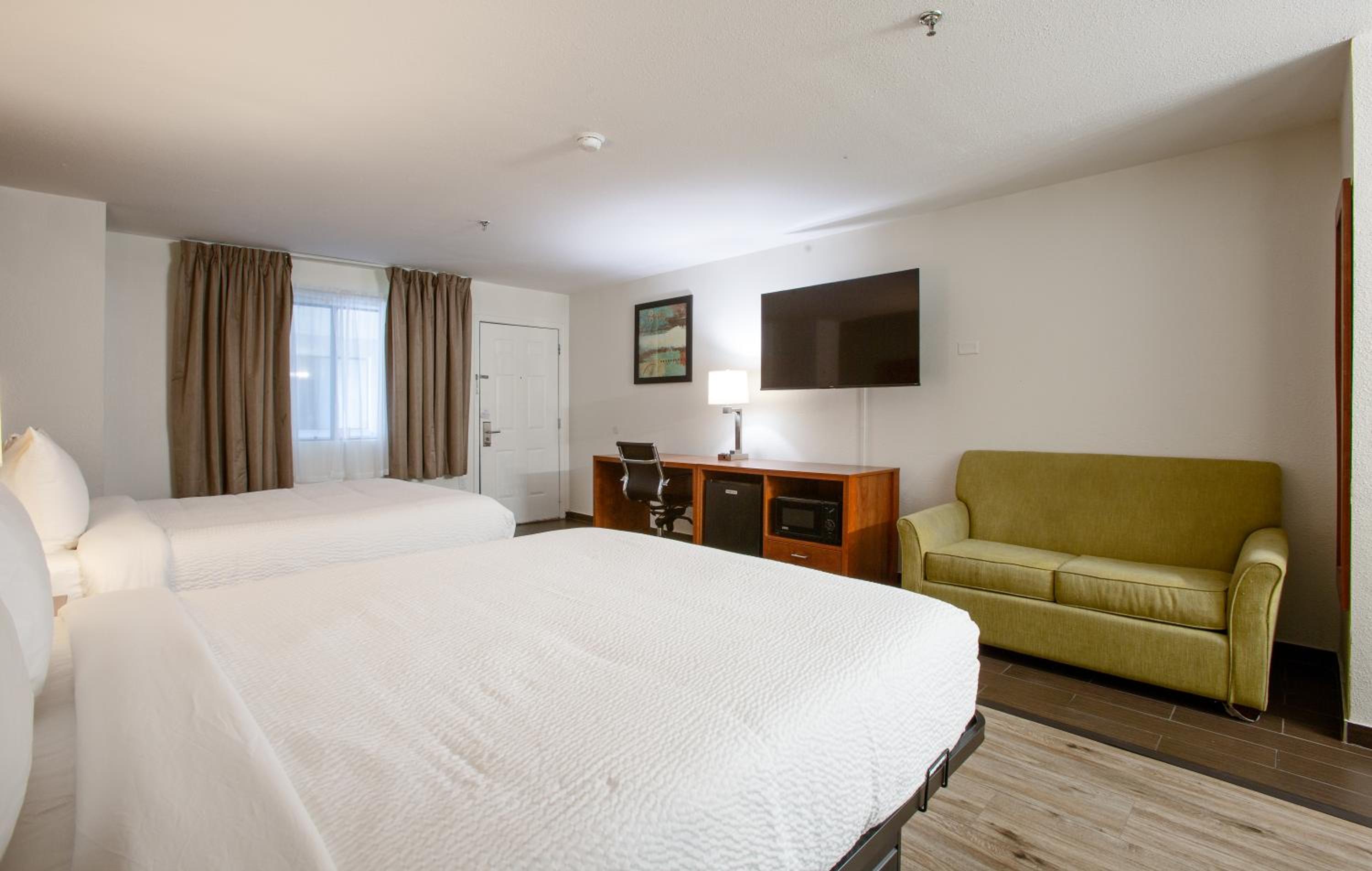 Family Queen Room with Two Queen Beds - Photo 3