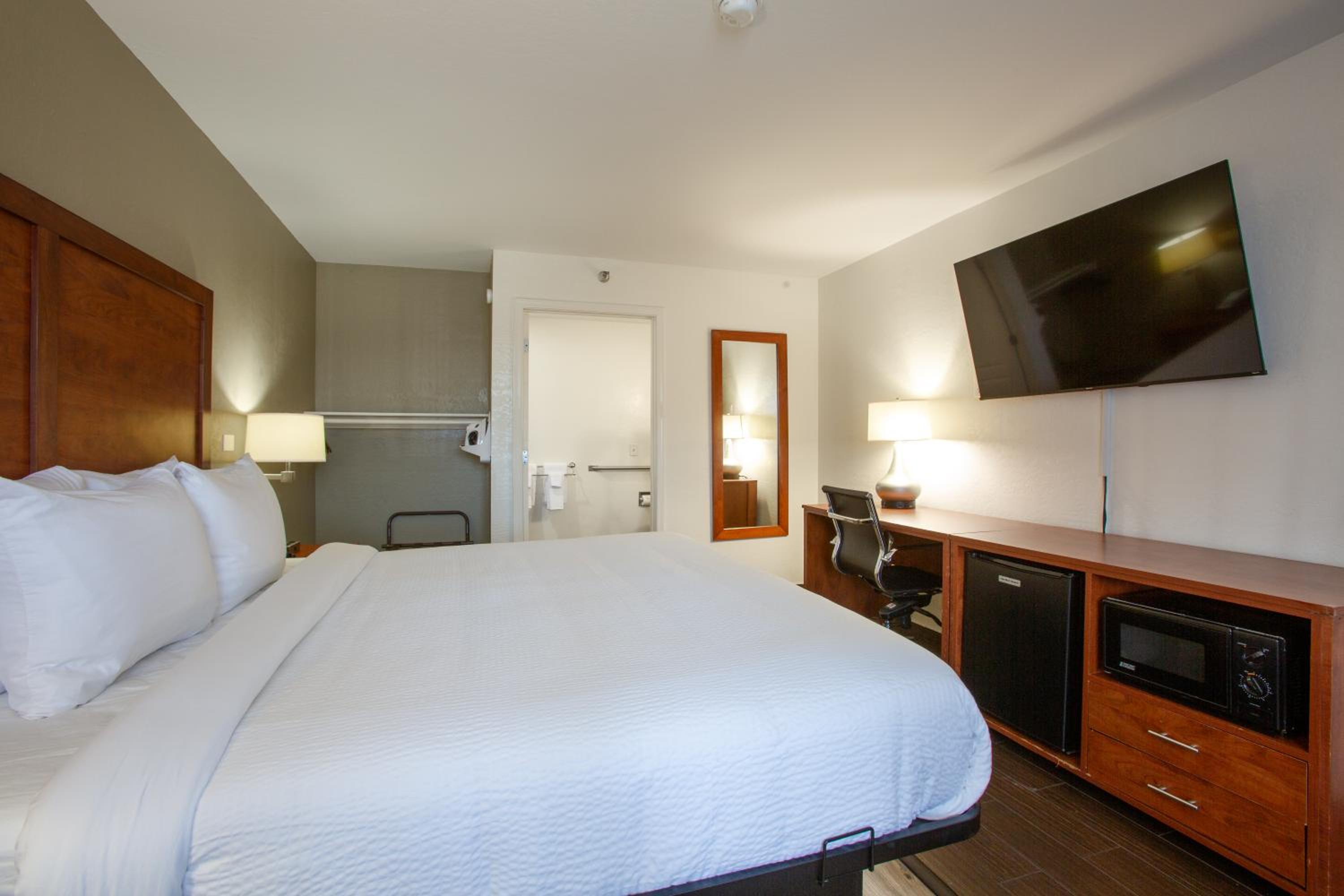 King Room with Roll-In Shower - Disability Access - Photo 4