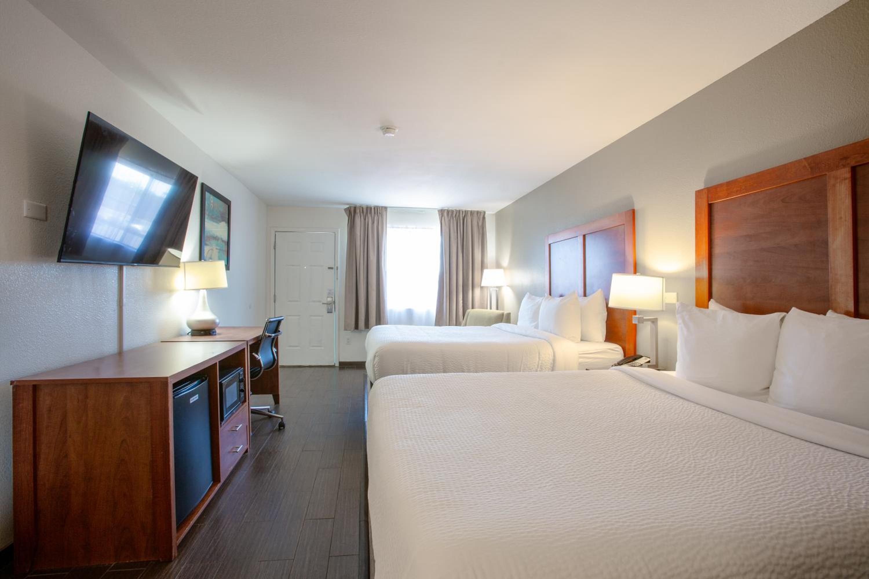 Queen Room with Two Queen Beds - Non-Smoking - Photo 7