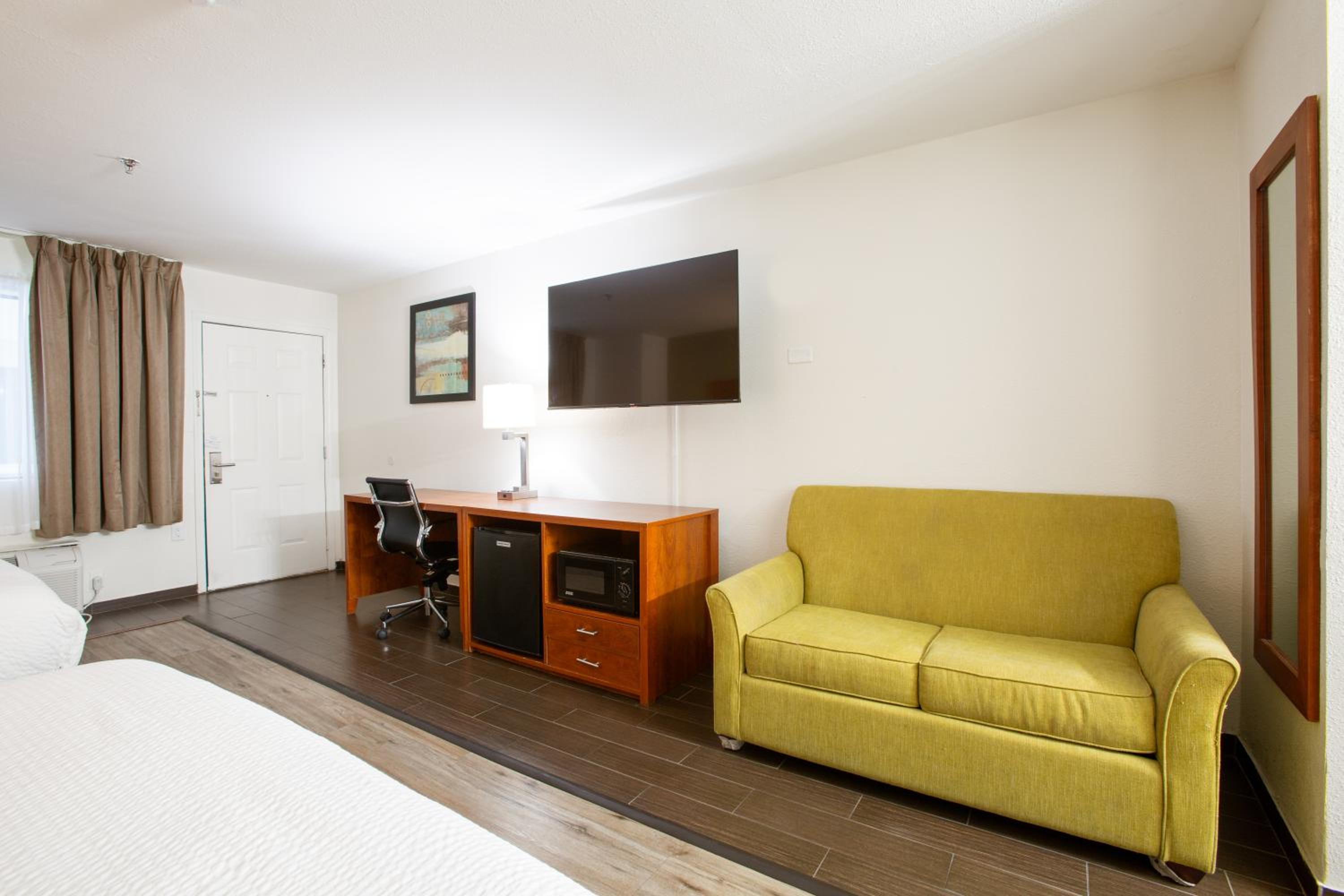 Family Queen Room with Two Queen Beds - Photo 9