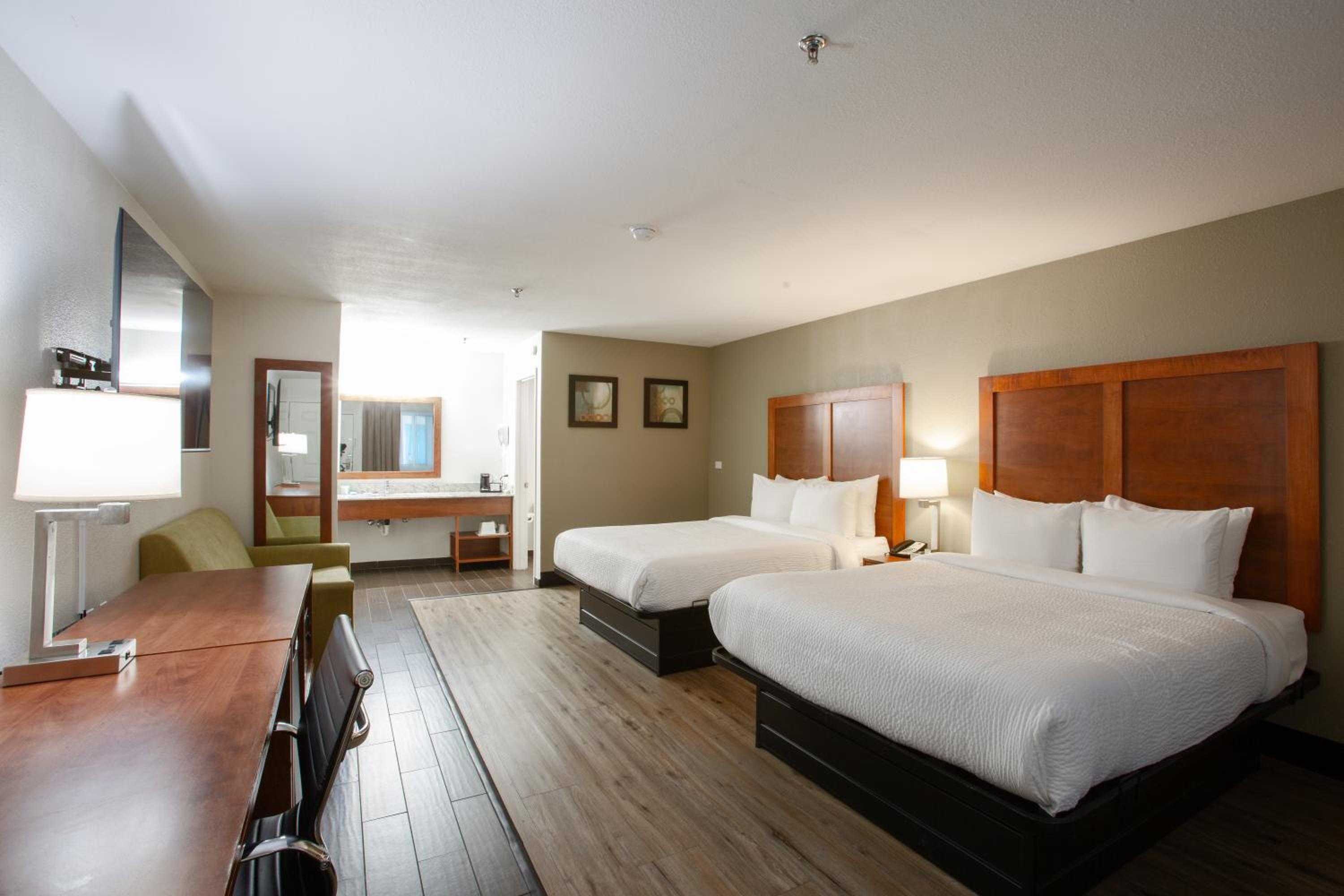 Family Queen Room with Two Queen Beds - Photo 4