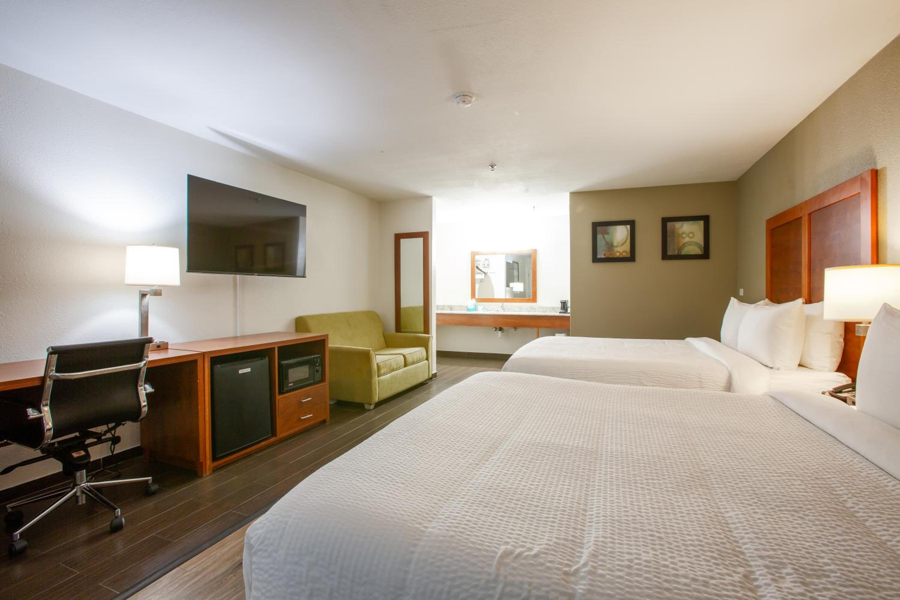 Family Queen Room with Two Queen Beds - Photo 5