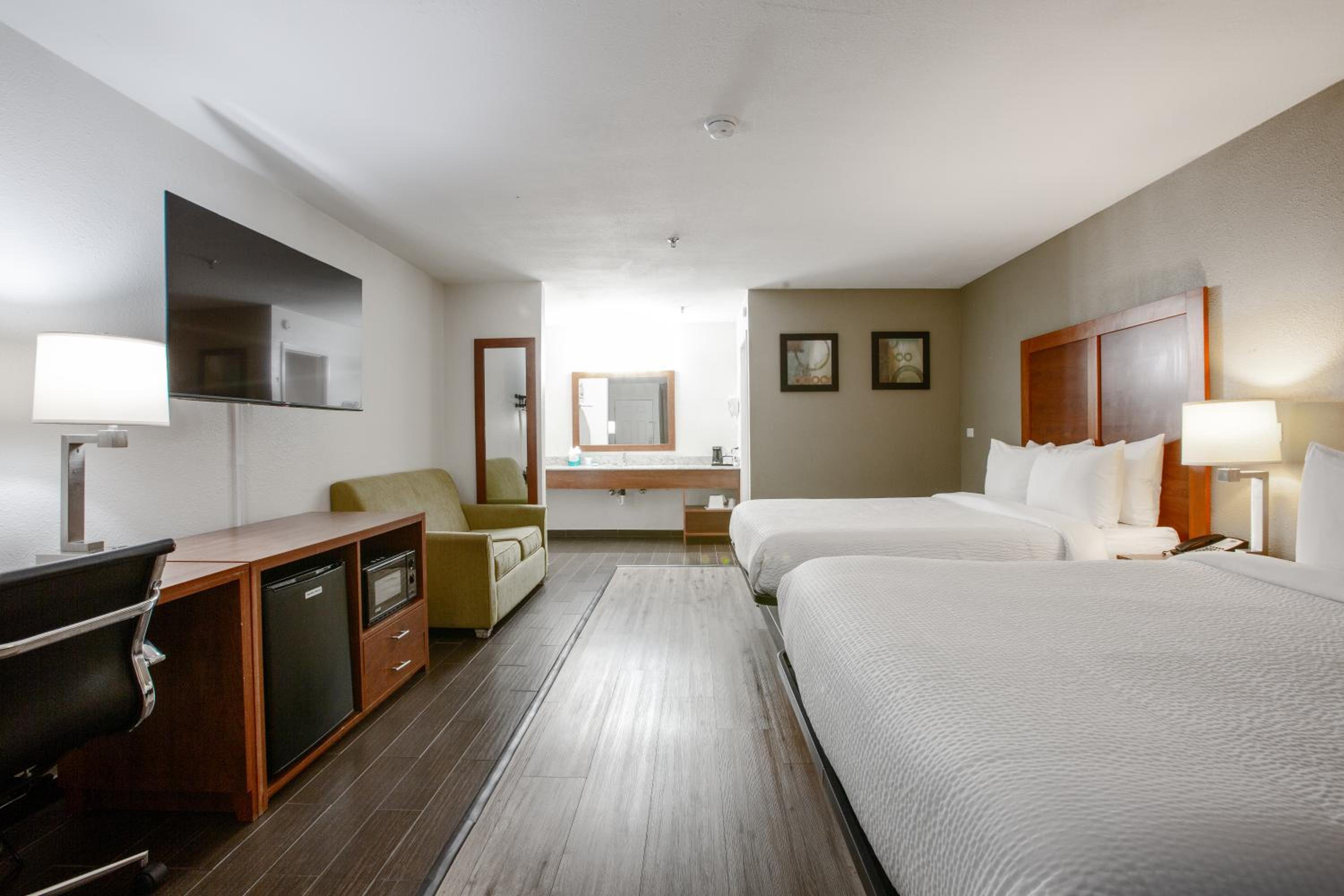Family Queen Room with Two Queen Beds - Photo 6