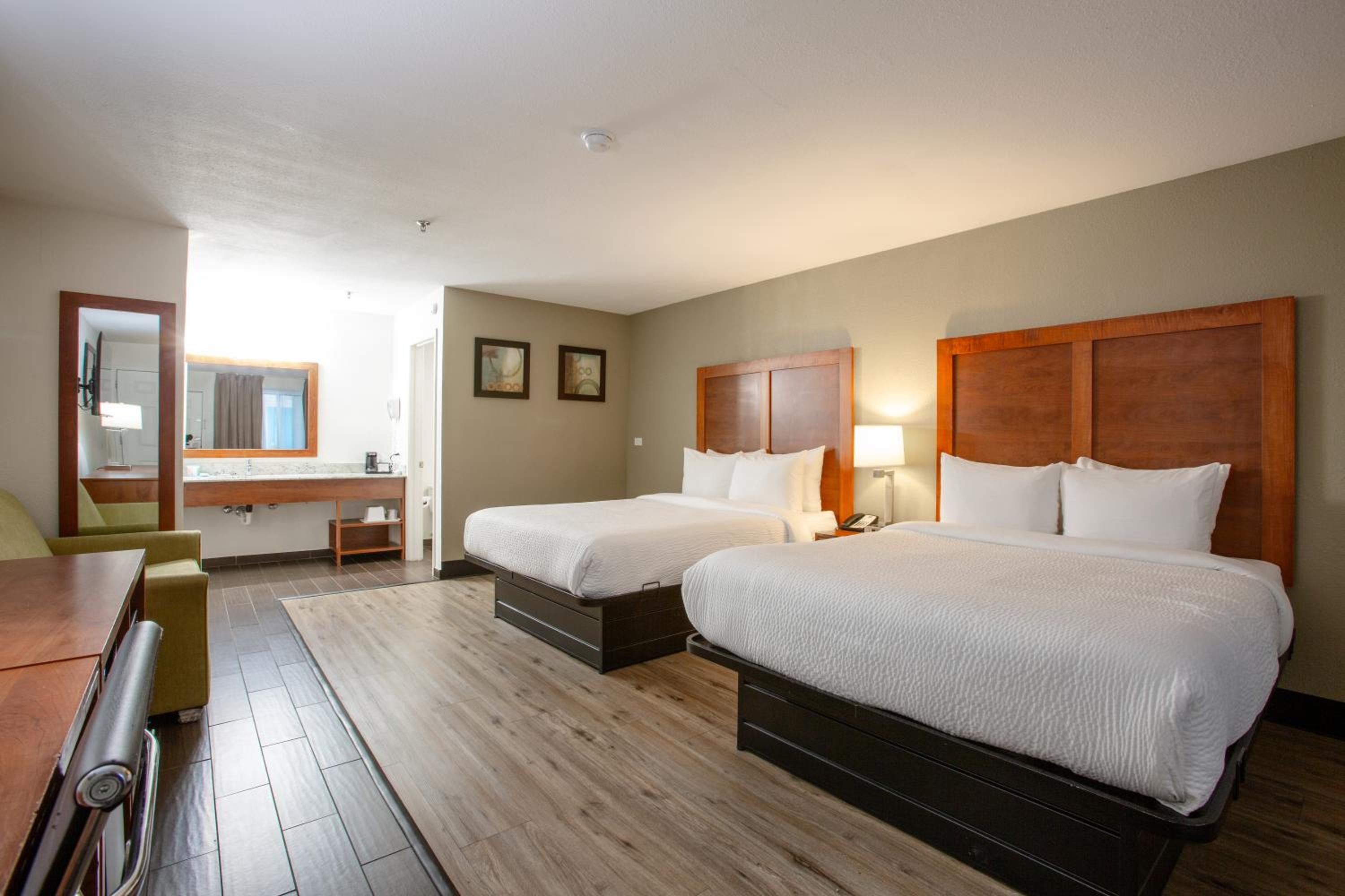 Family Queen Room with Two Queen Beds - Photo 7