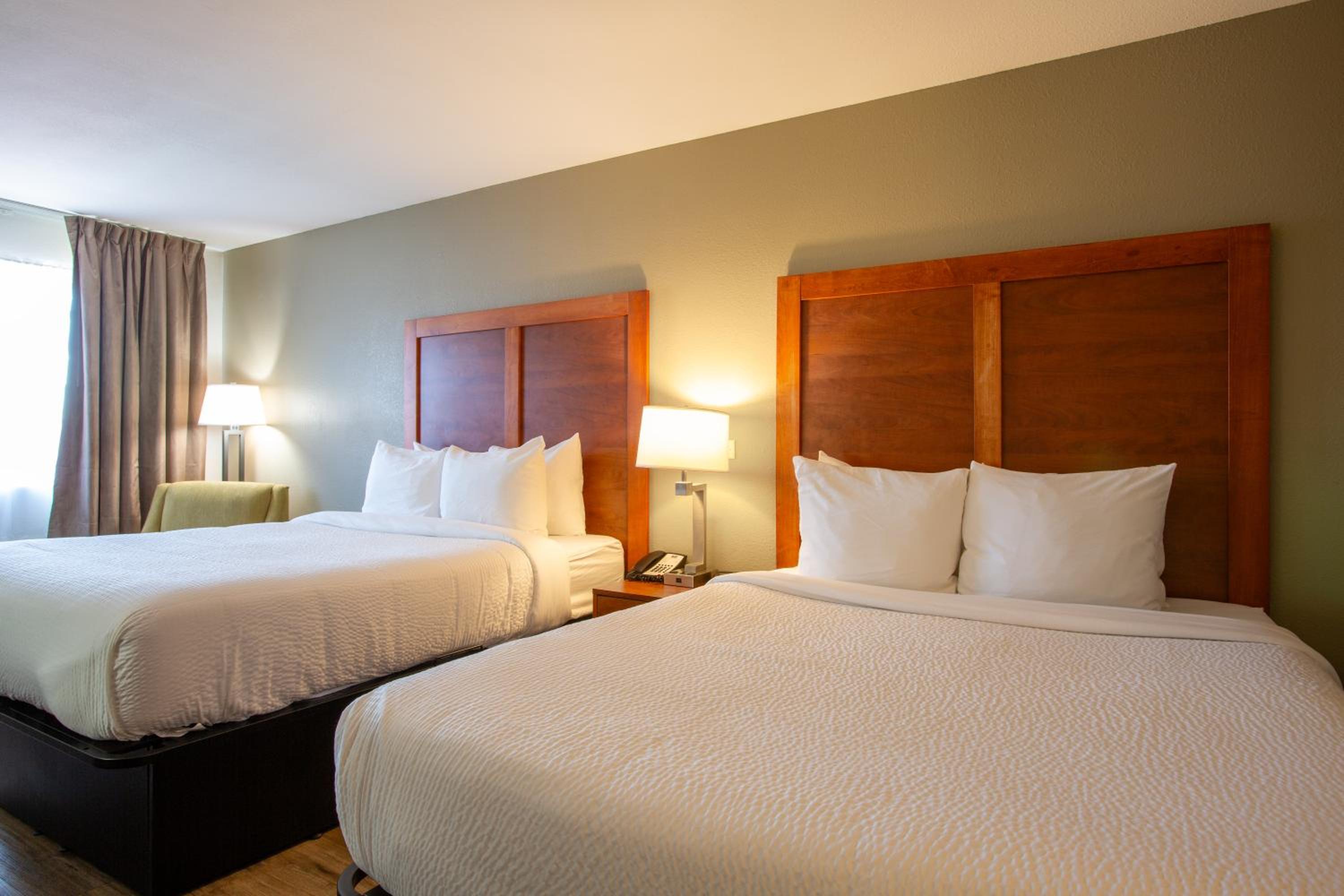 Queen Room with Two Queen Beds - Non-Smoking - Photo 4