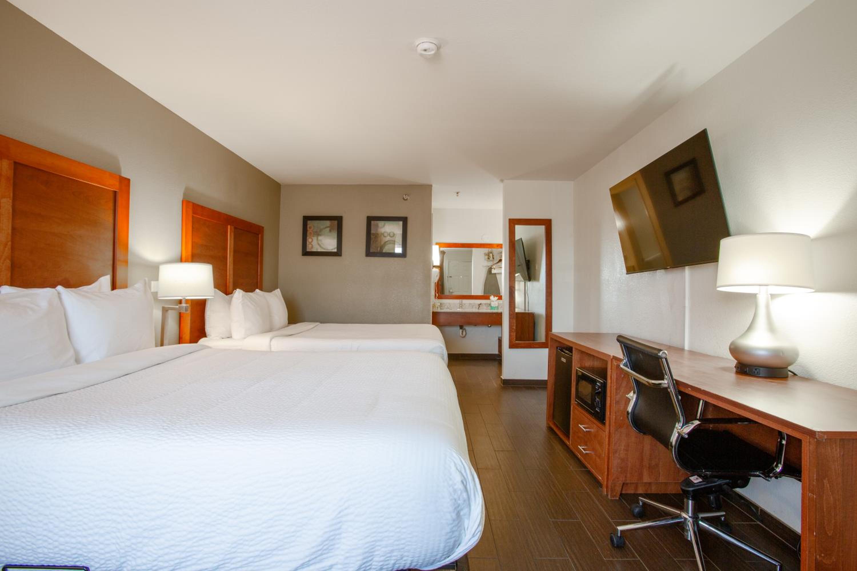 Queen Room with Two Queen Beds - Non-Smoking - Photo 6