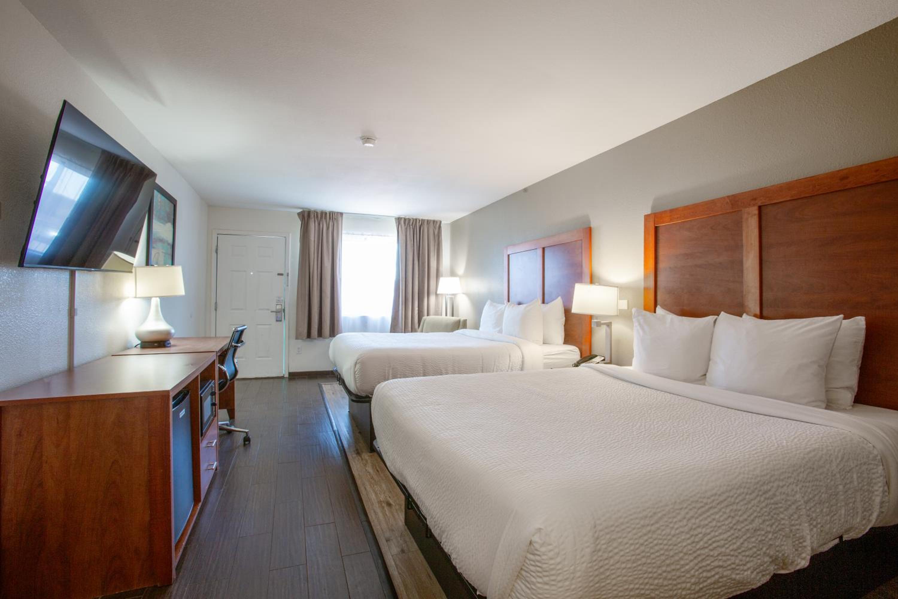 Queen Room with Two Queen Beds - Non-Smoking - Photo 5