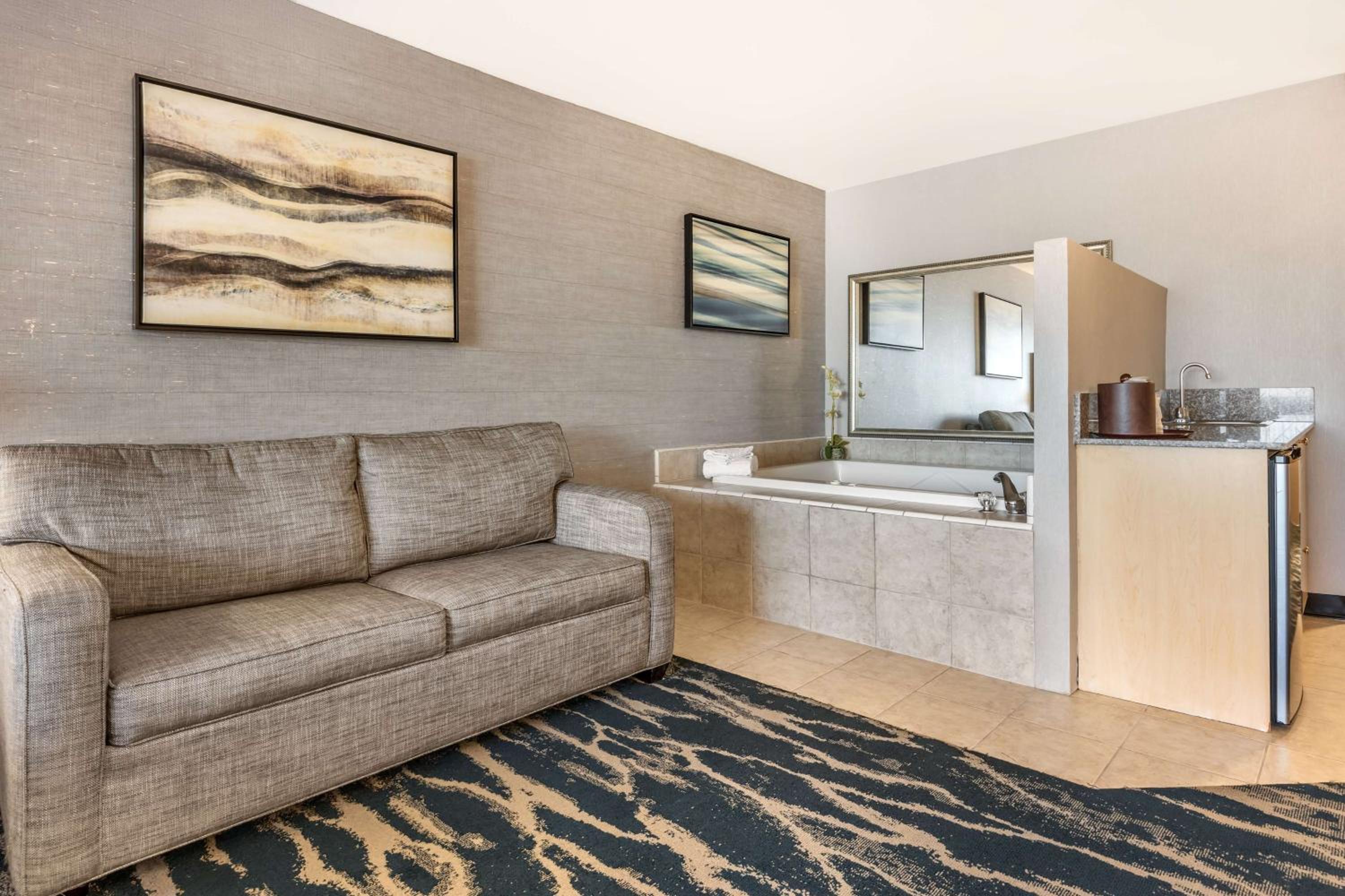 King Suite with Hot Tub - Non-Smoking - Photo 2