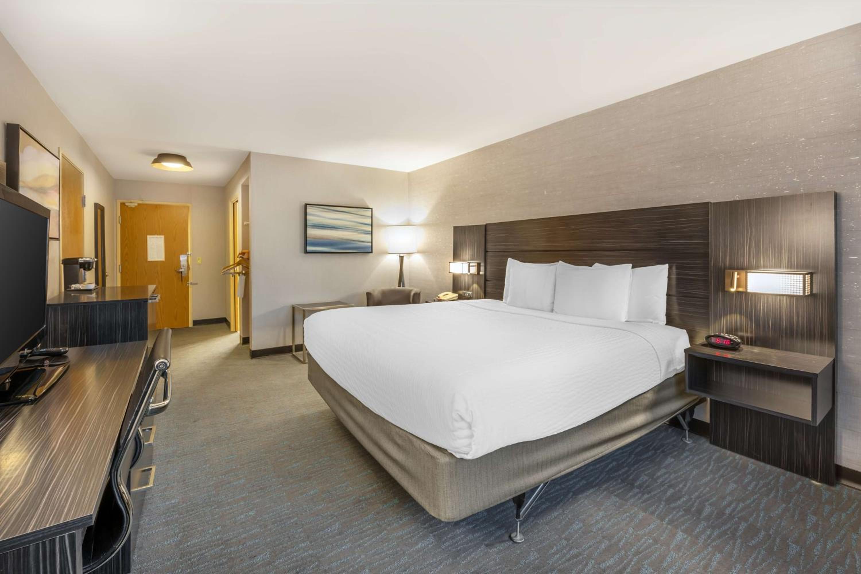 King Room with Bath Tub - Mobility Accessible/Non-Smoking - Photo 1