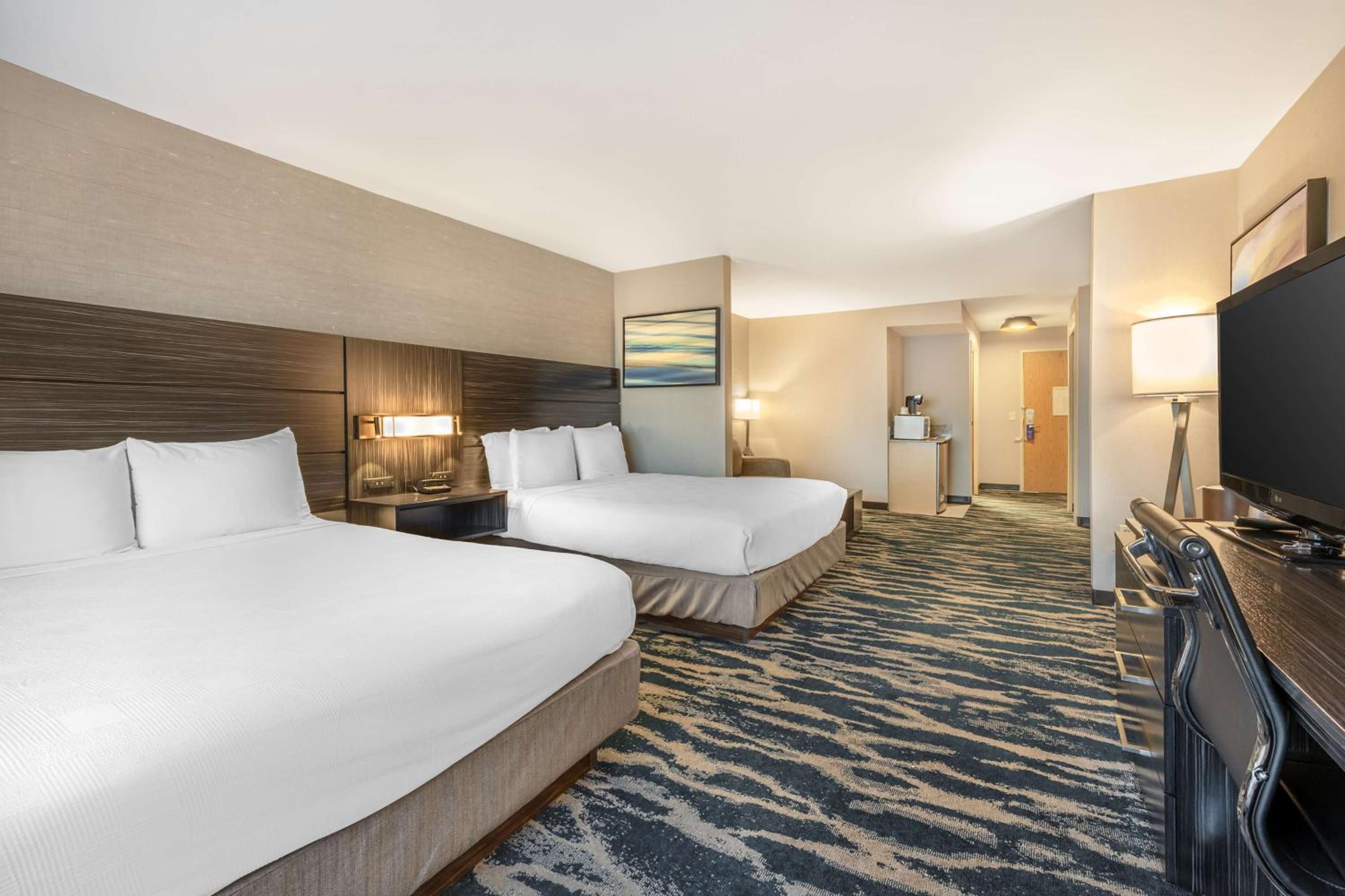 Queen Suite with Two Queen Beds and Bath Tub - Disability Access