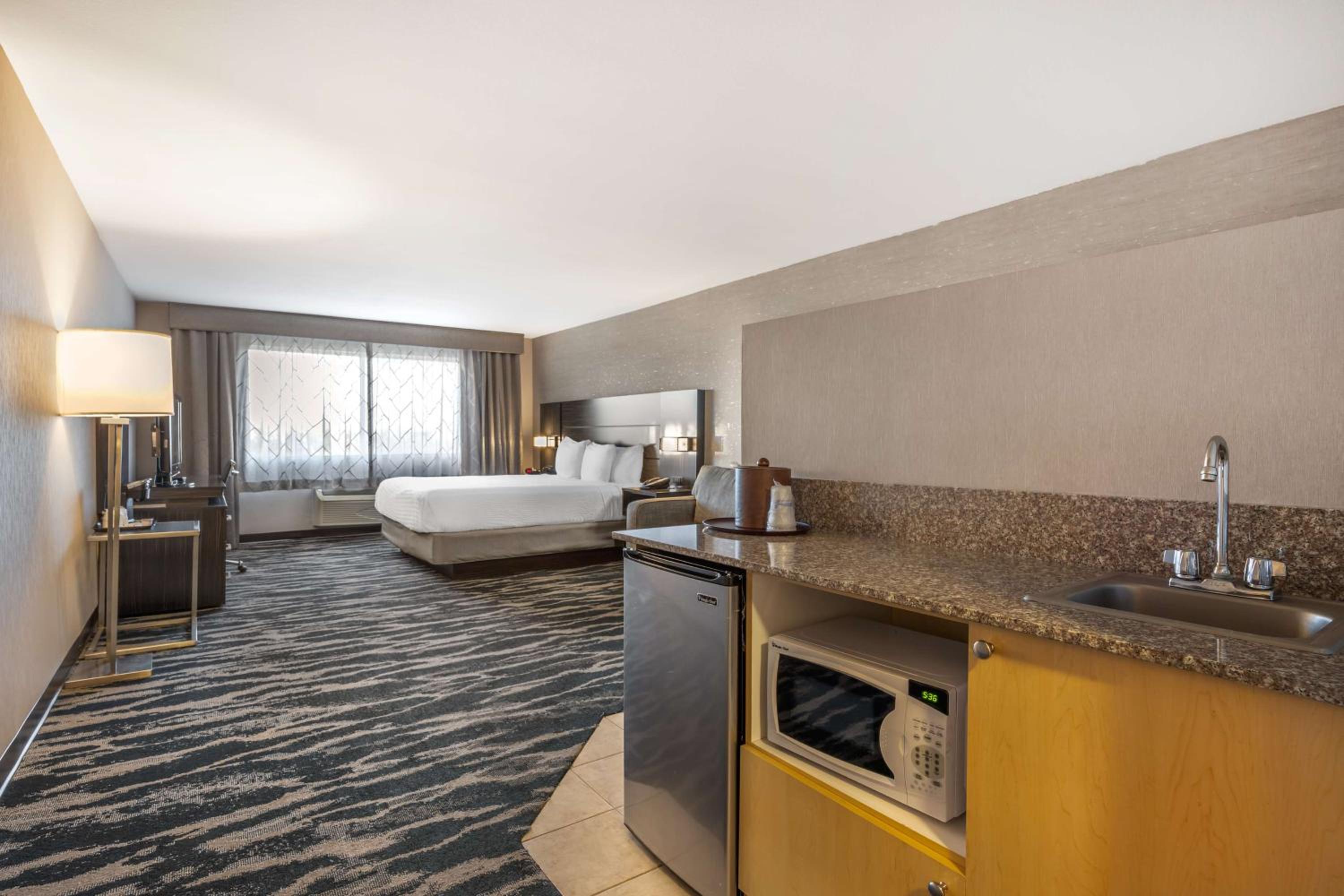 King Suite with Hot Tub - Non-Smoking - Photo 1